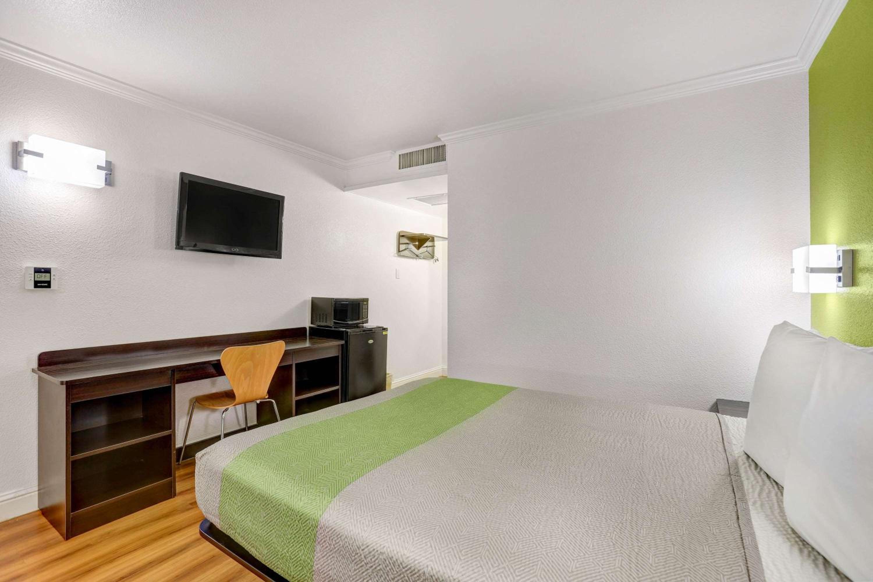 Double Room - Disability Access - Non-Smoking photo 3