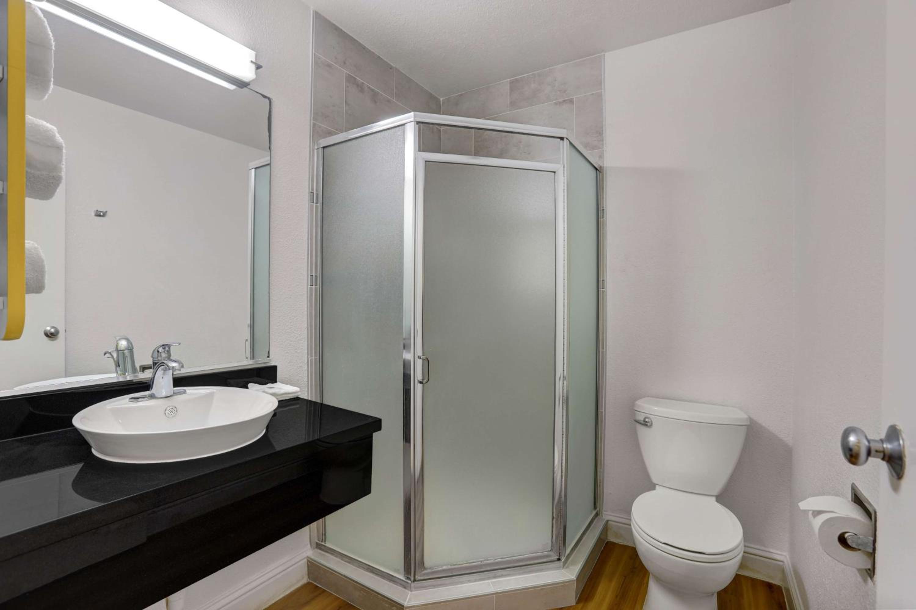 King Room - Non-Smoking photo 3