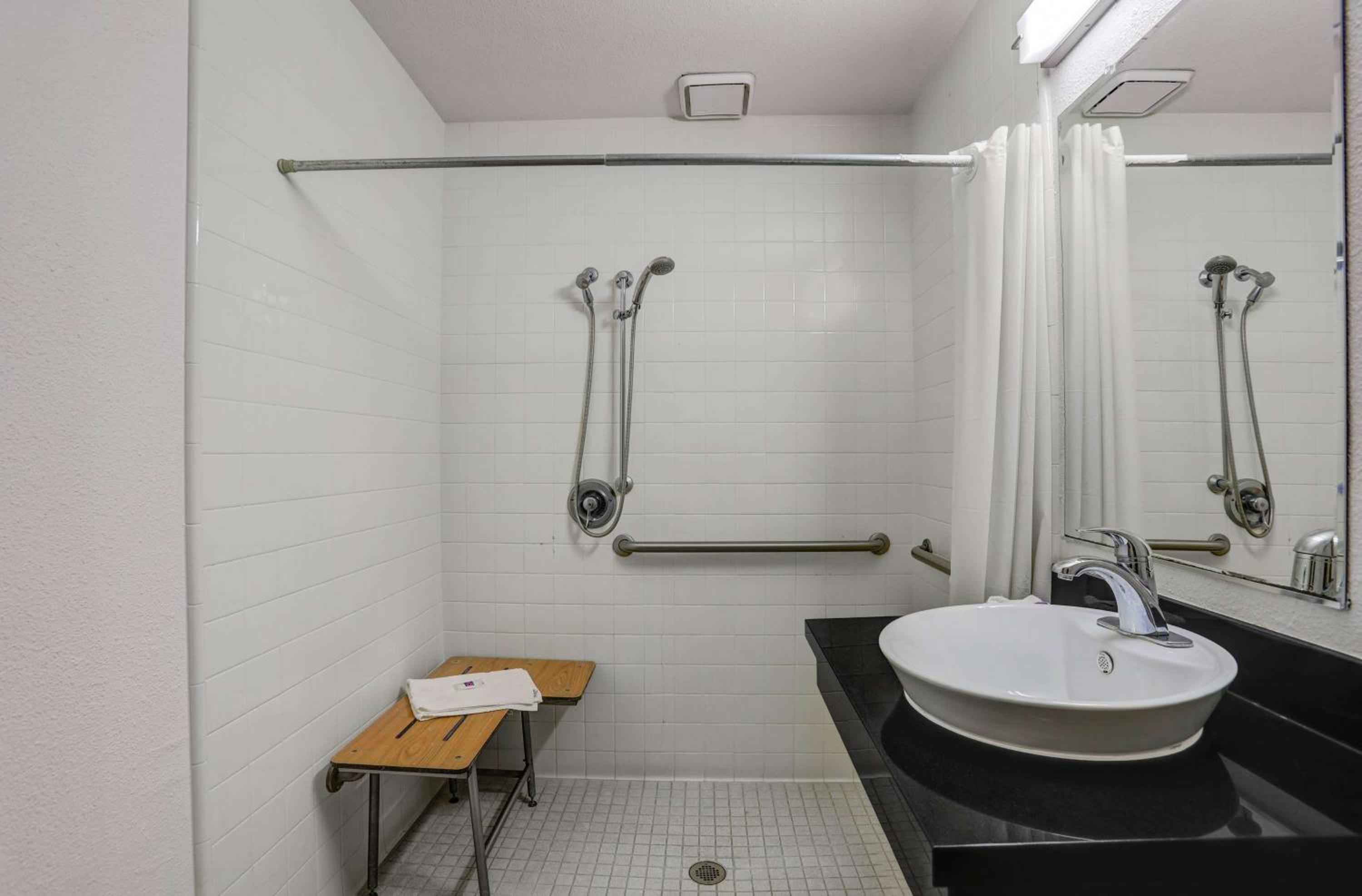 Double Room - Disability Access - Roll In Shower photo 2