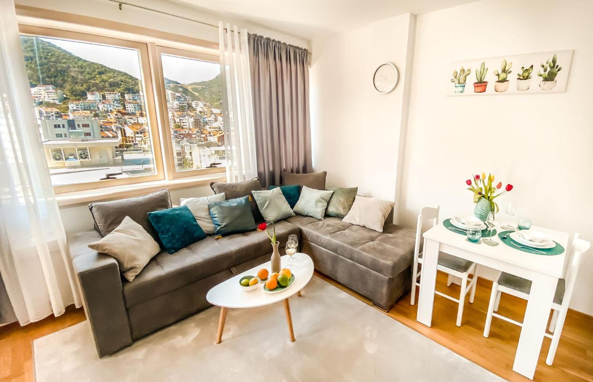 Apartment with Mountain View