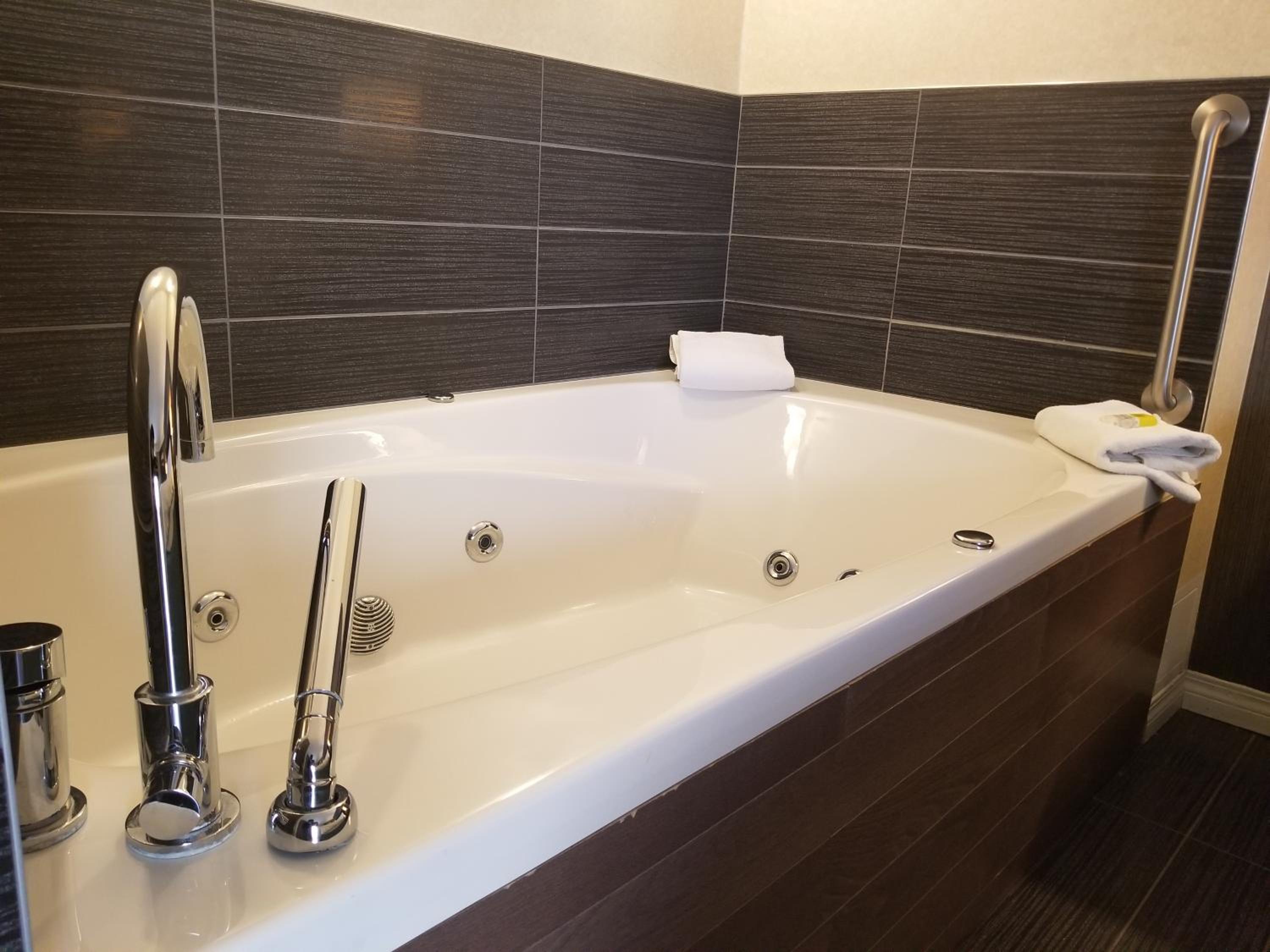 King Suite - Non-Smoking - Photo 2