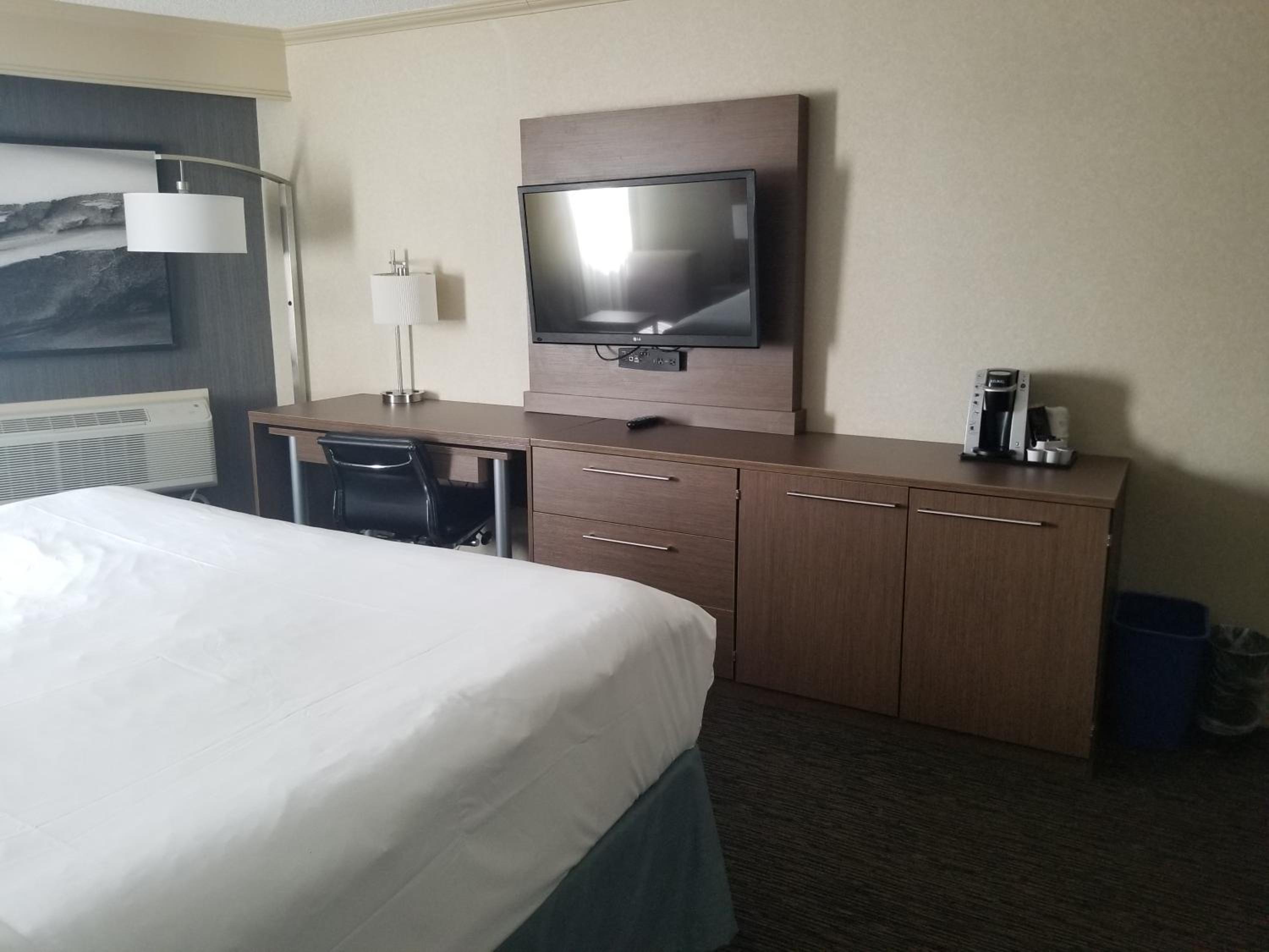 Standard King Room with Balcony - Photo 4