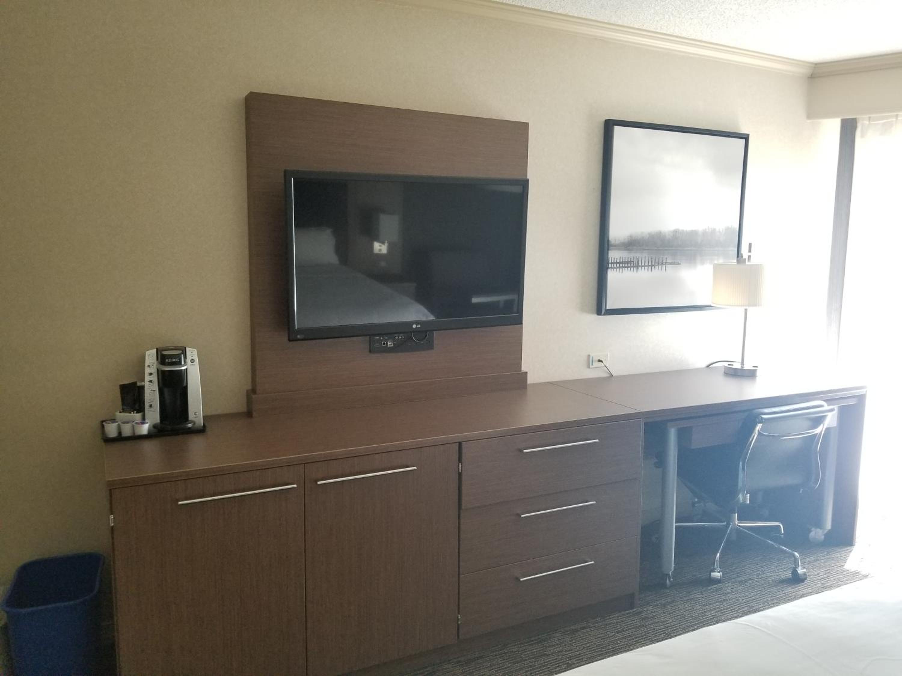 Standard King Room with Balcony - Photo 8