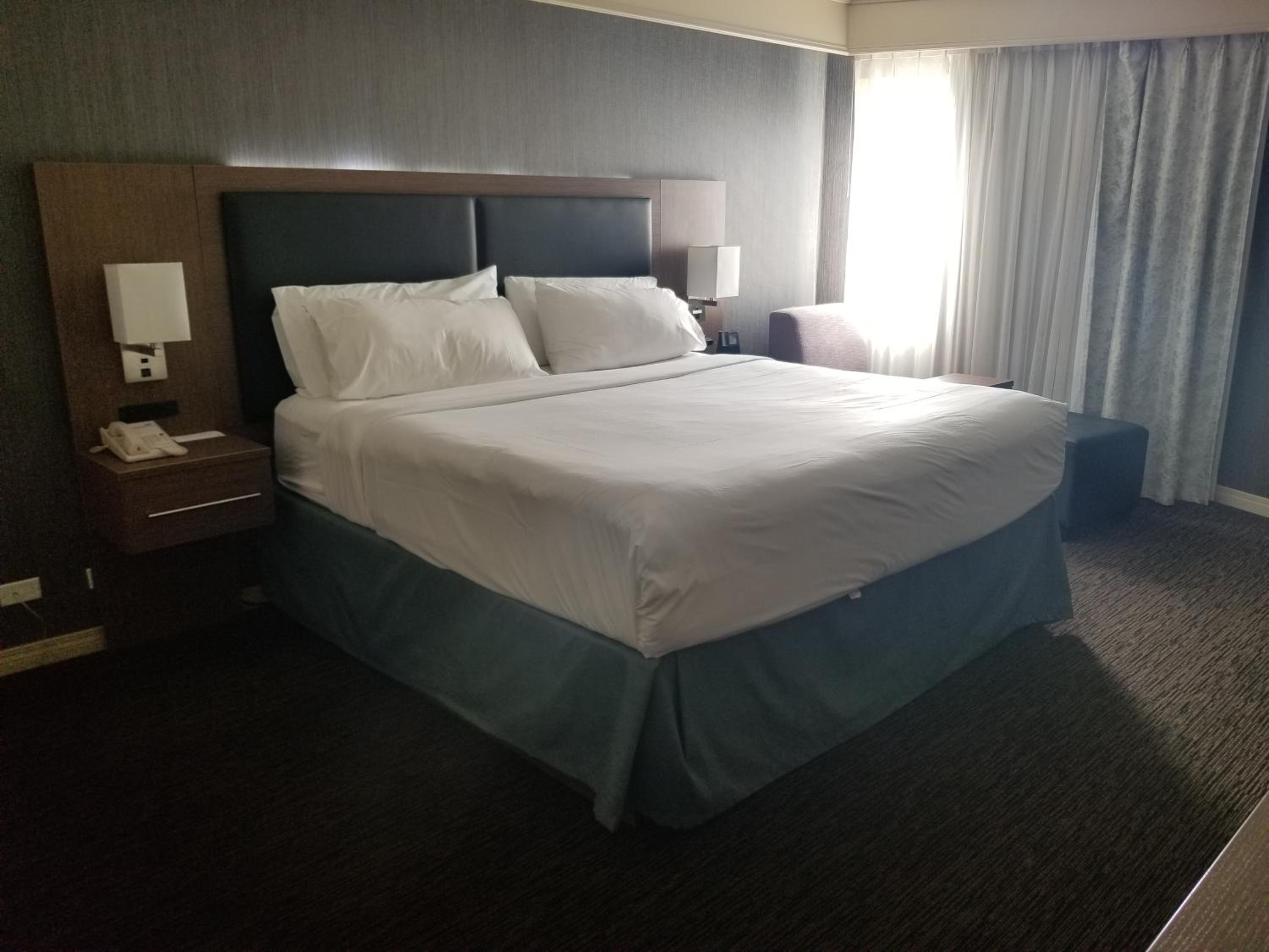 Standard King Room with Balcony - Photo 5