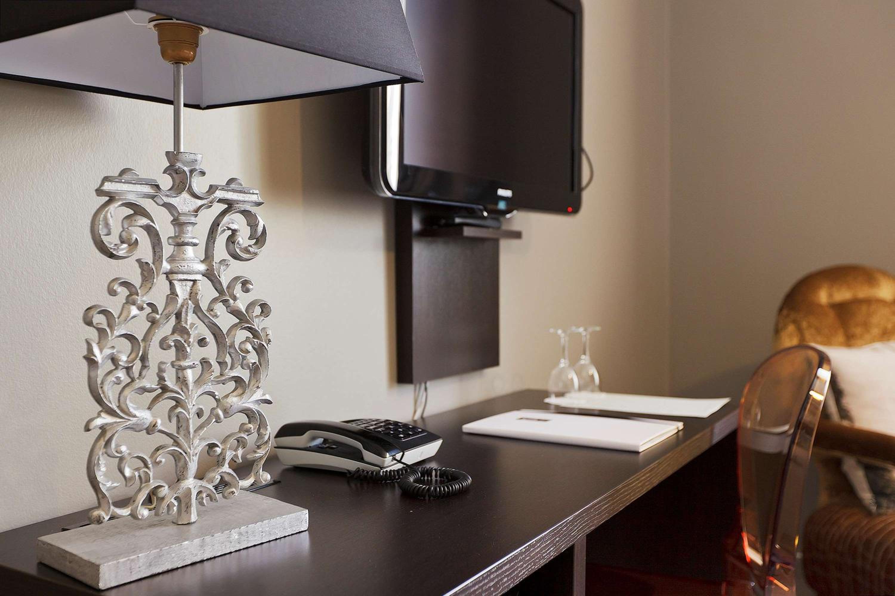 Standard King Room - Photo 13