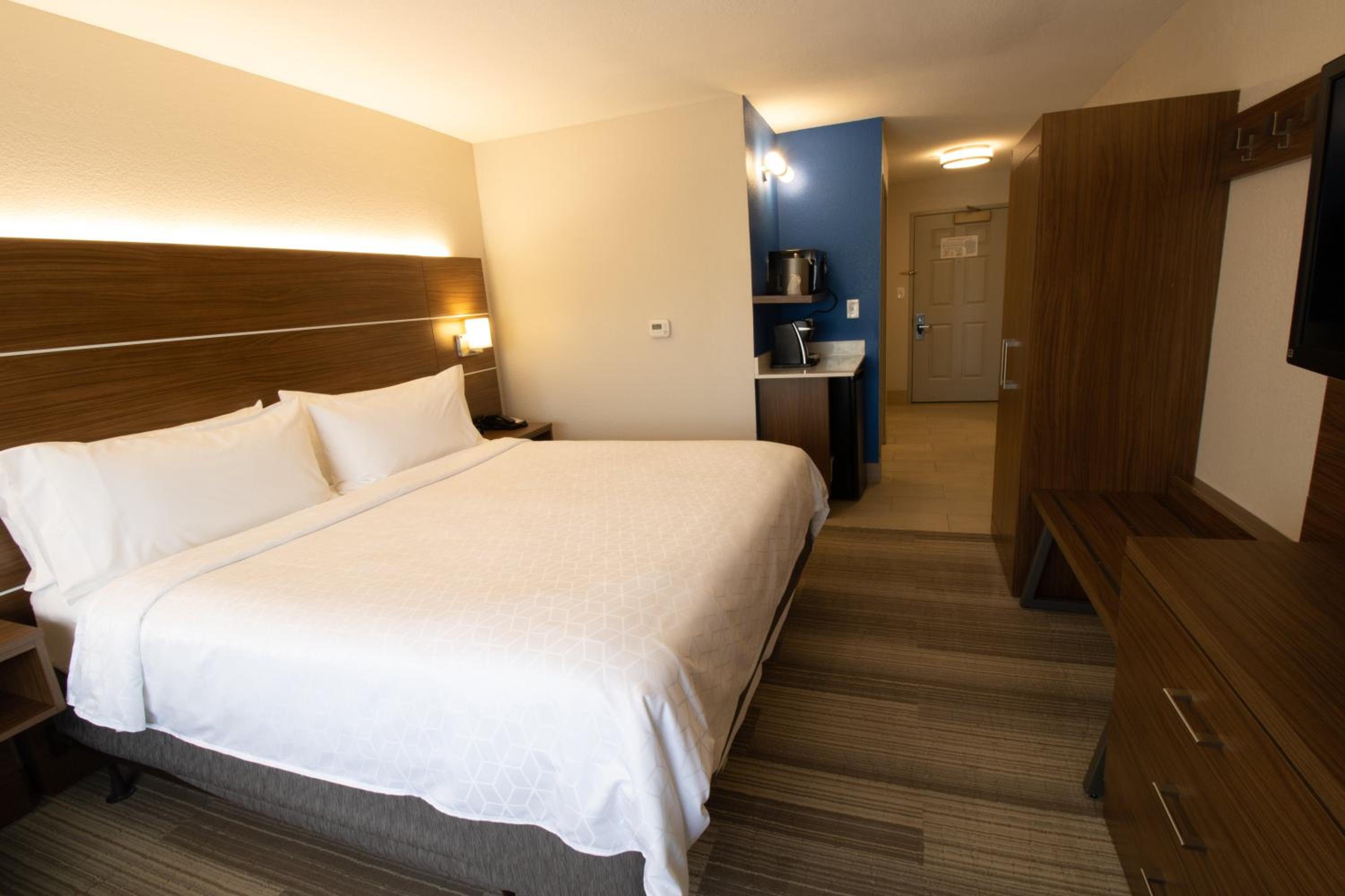 Standard King Room - Photo 3