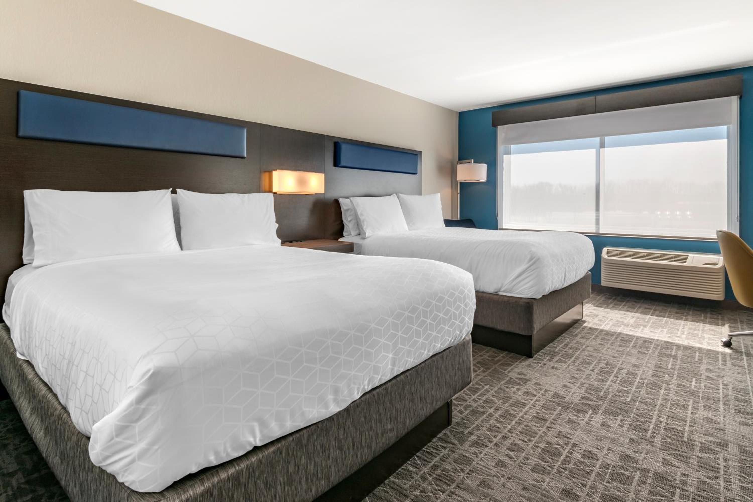 Standard Queen Room with Two Queen Beds - Photo 2