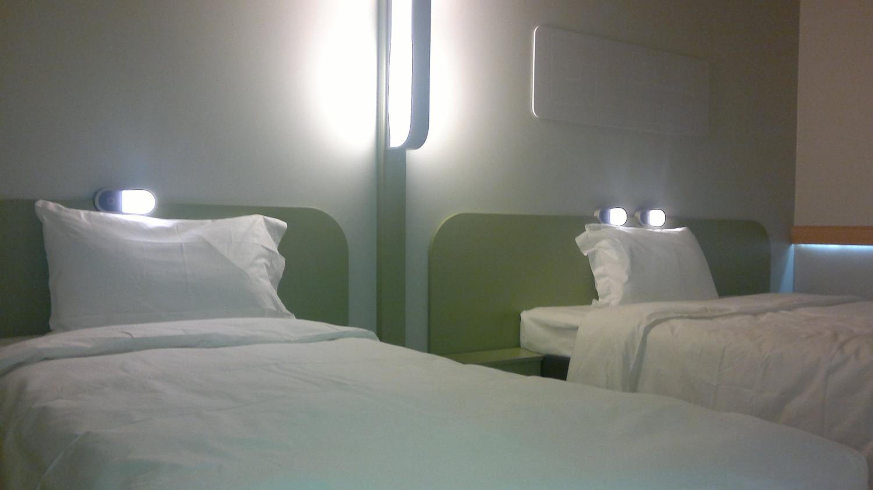 Standard Twin Room - Photo 7
