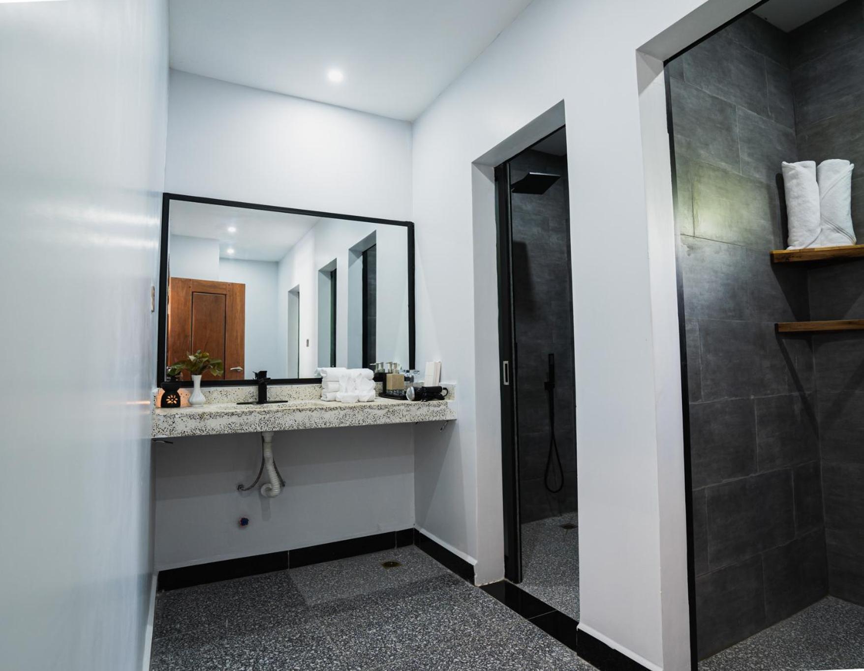 Family Triple Beds with Pool Access - Free Shuttle to Town