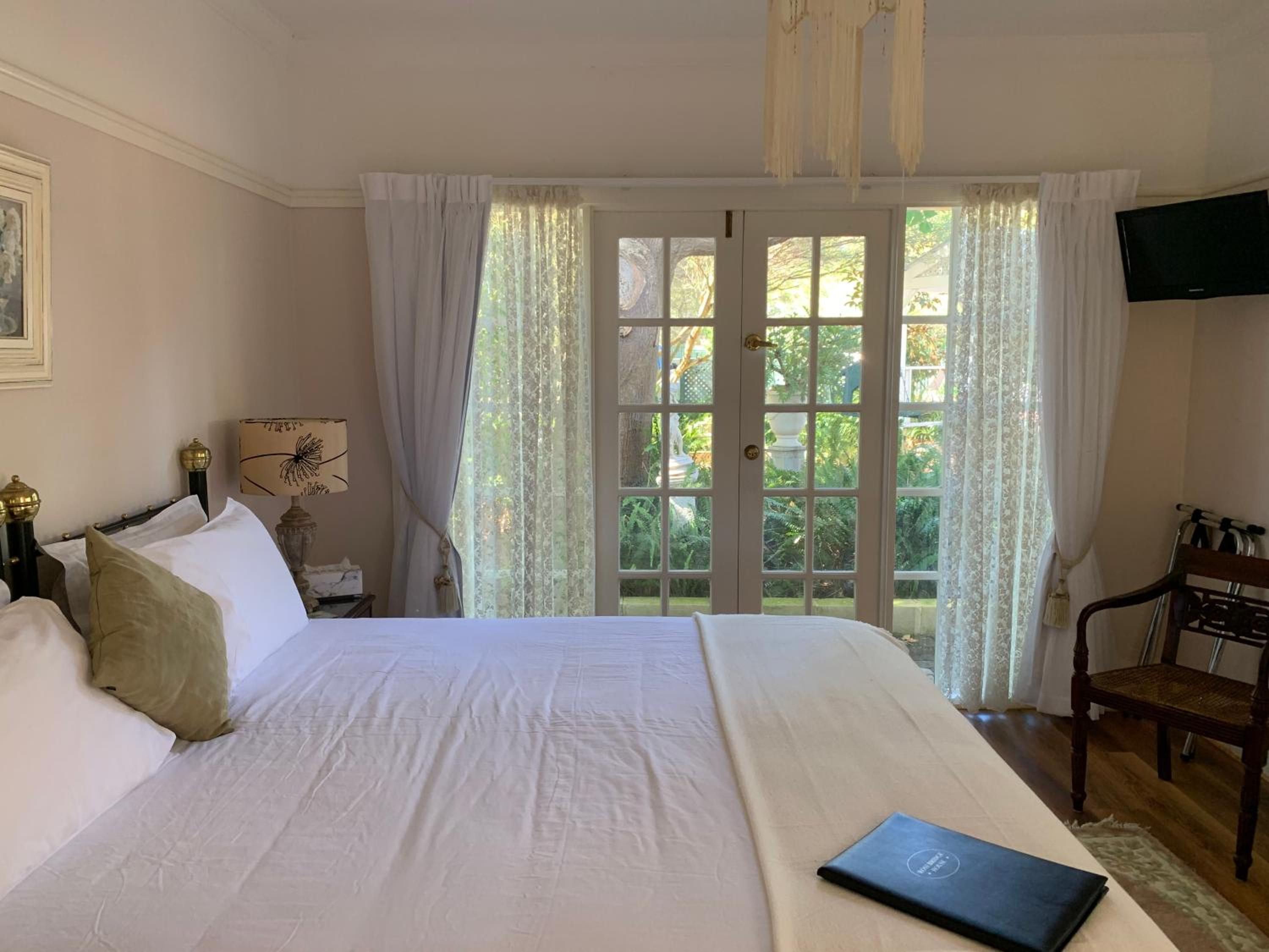 The Courtyard King Suite - Photo 5