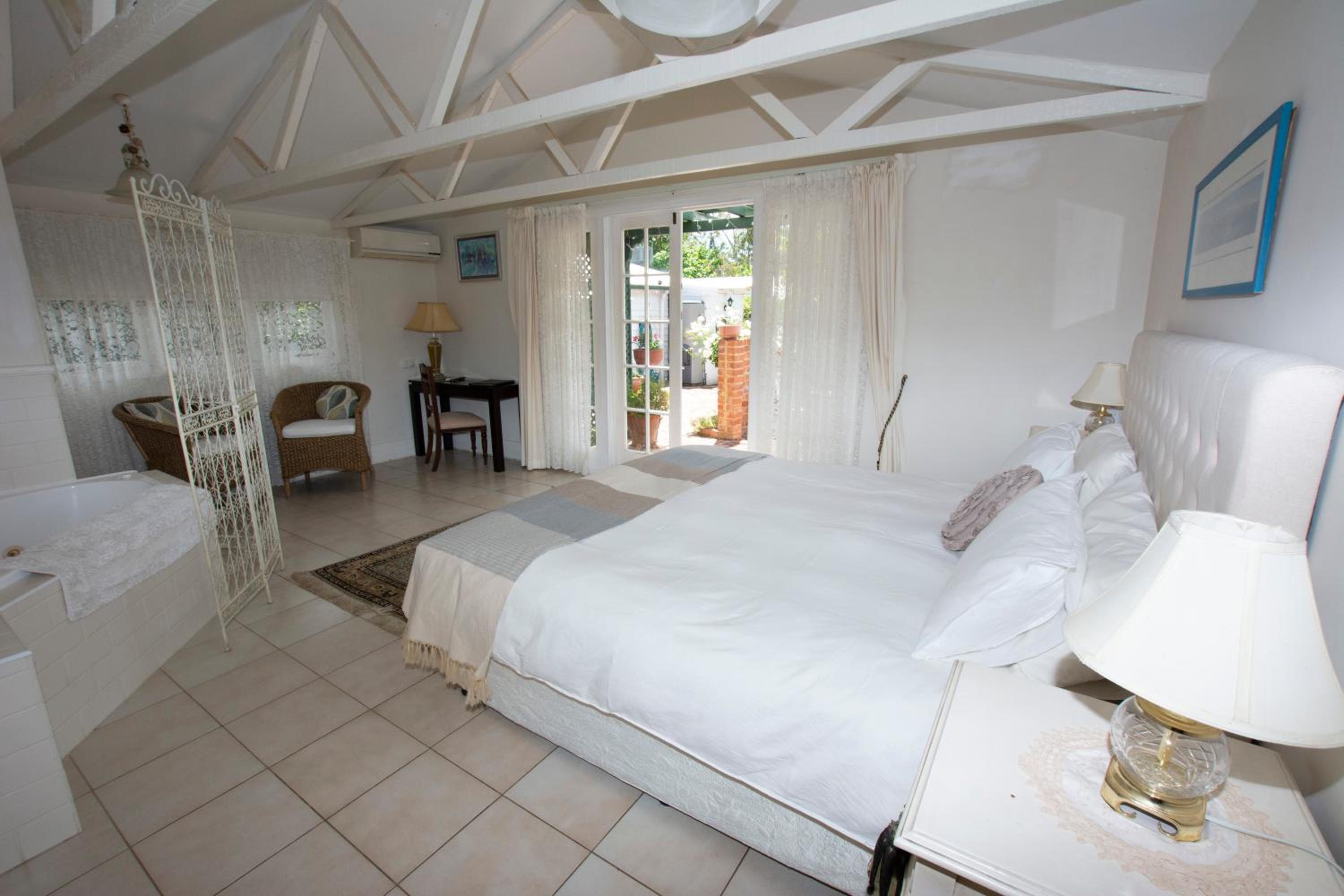 The Summer King Suite with Spa Bath - Photo 4