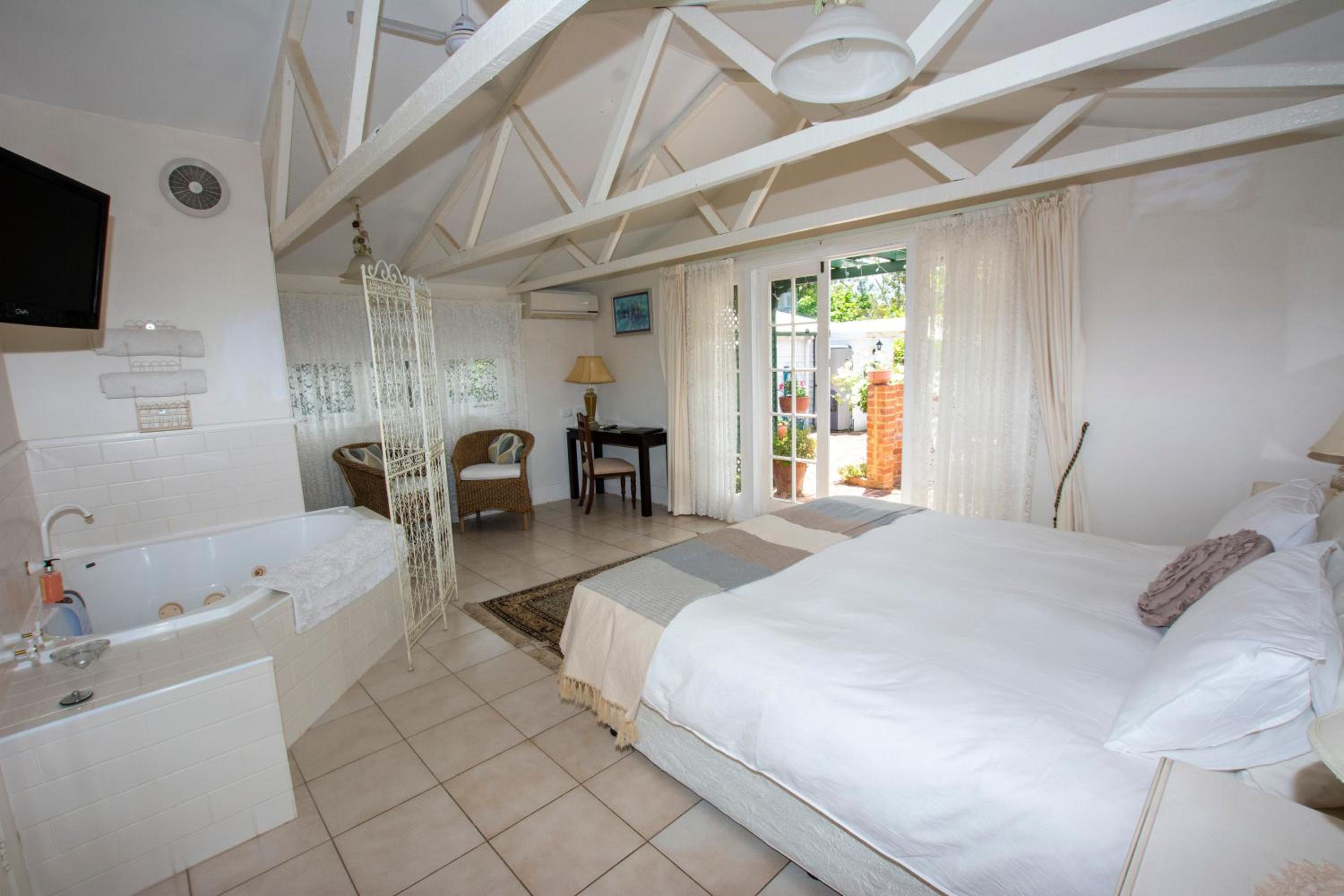 The Summer King Suite with Spa Bath - Photo 1