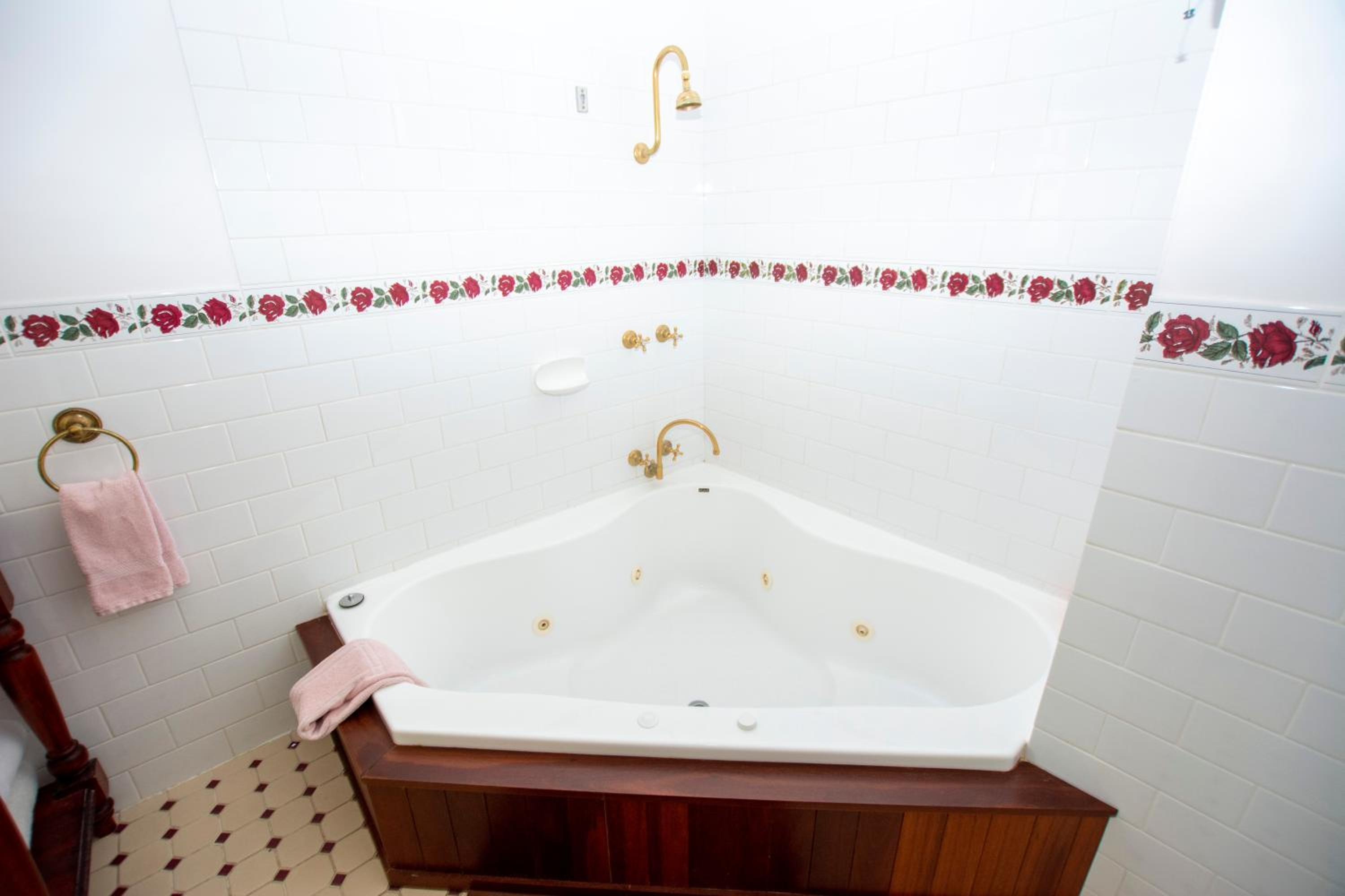 The Rose King Suite with Spa Bath - Photo 6