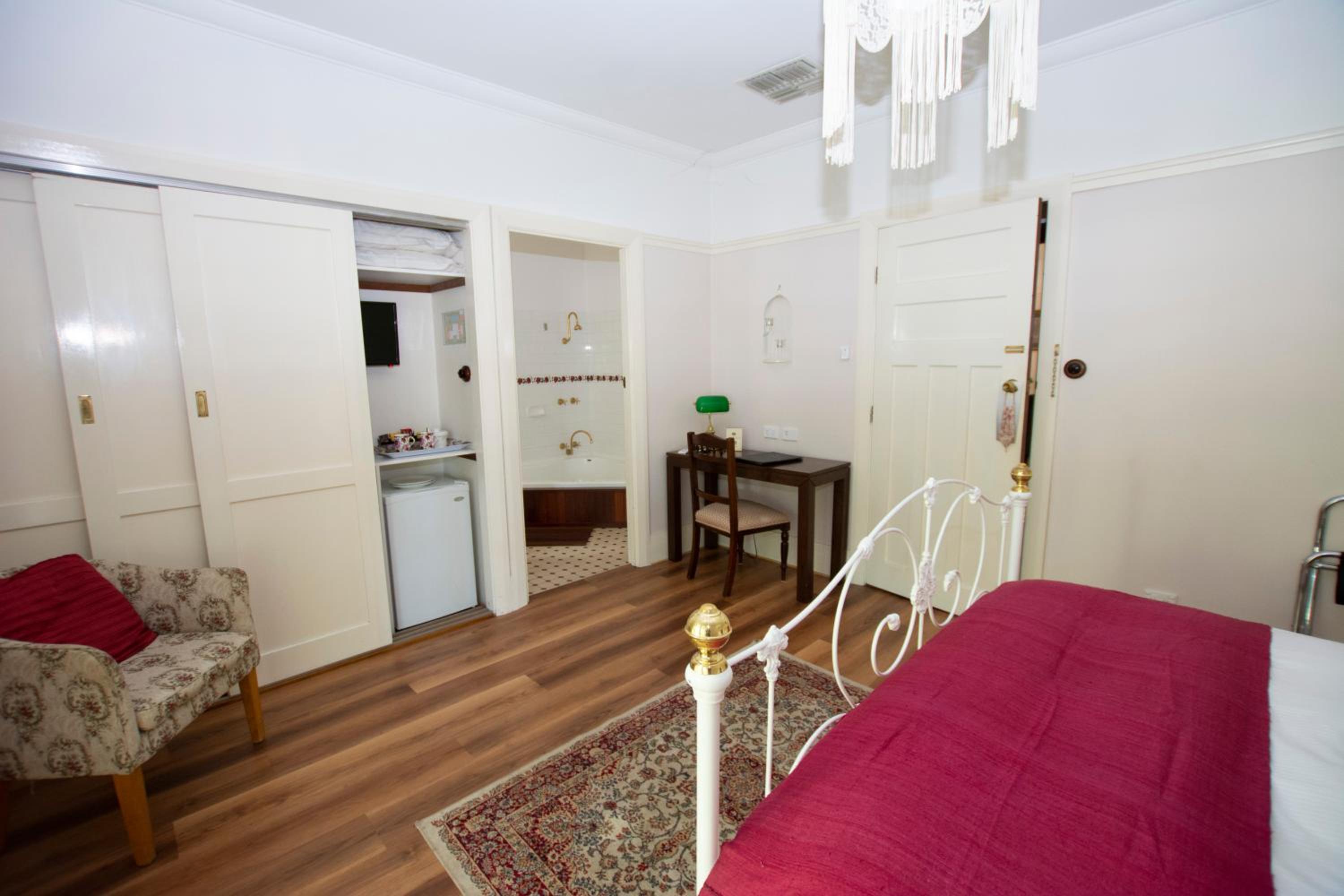 The Rose King Suite with Spa Bath - Photo 4