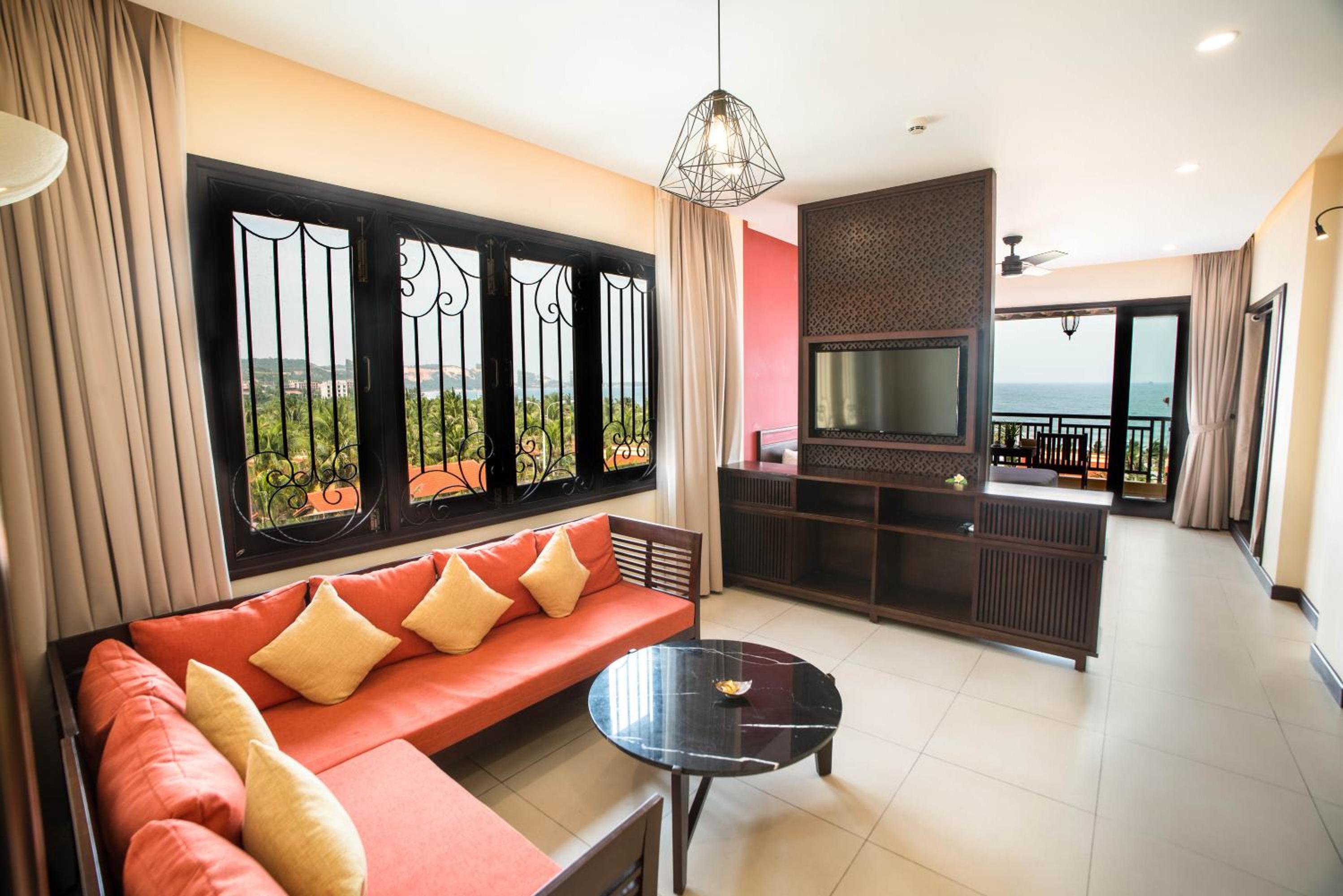 Executive Suite with Balcony - Complimentary Mini-bar in room thumbnail 5