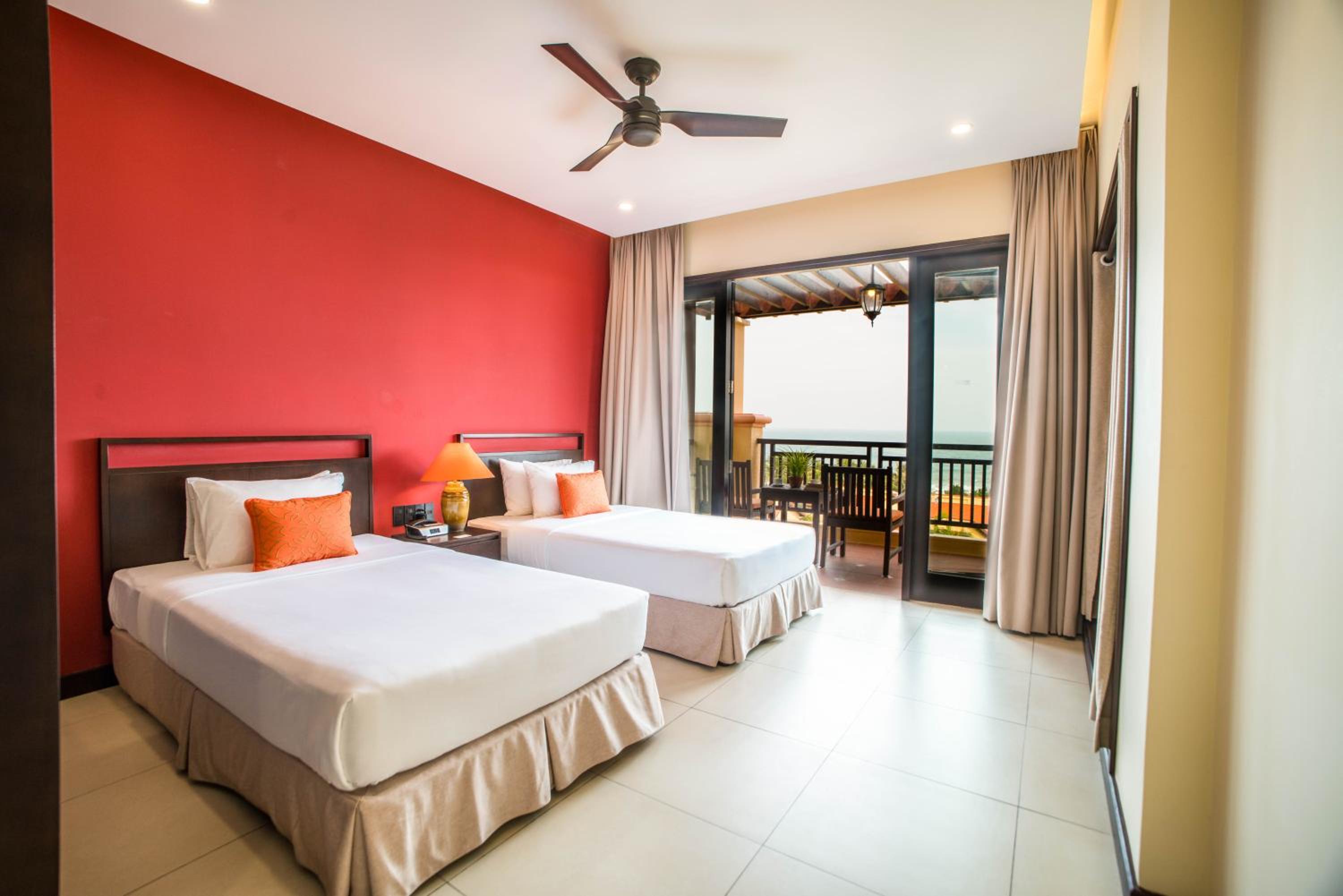 Executive Suite with Balcony - Complimentary Mini-bar in room thumbnail 6