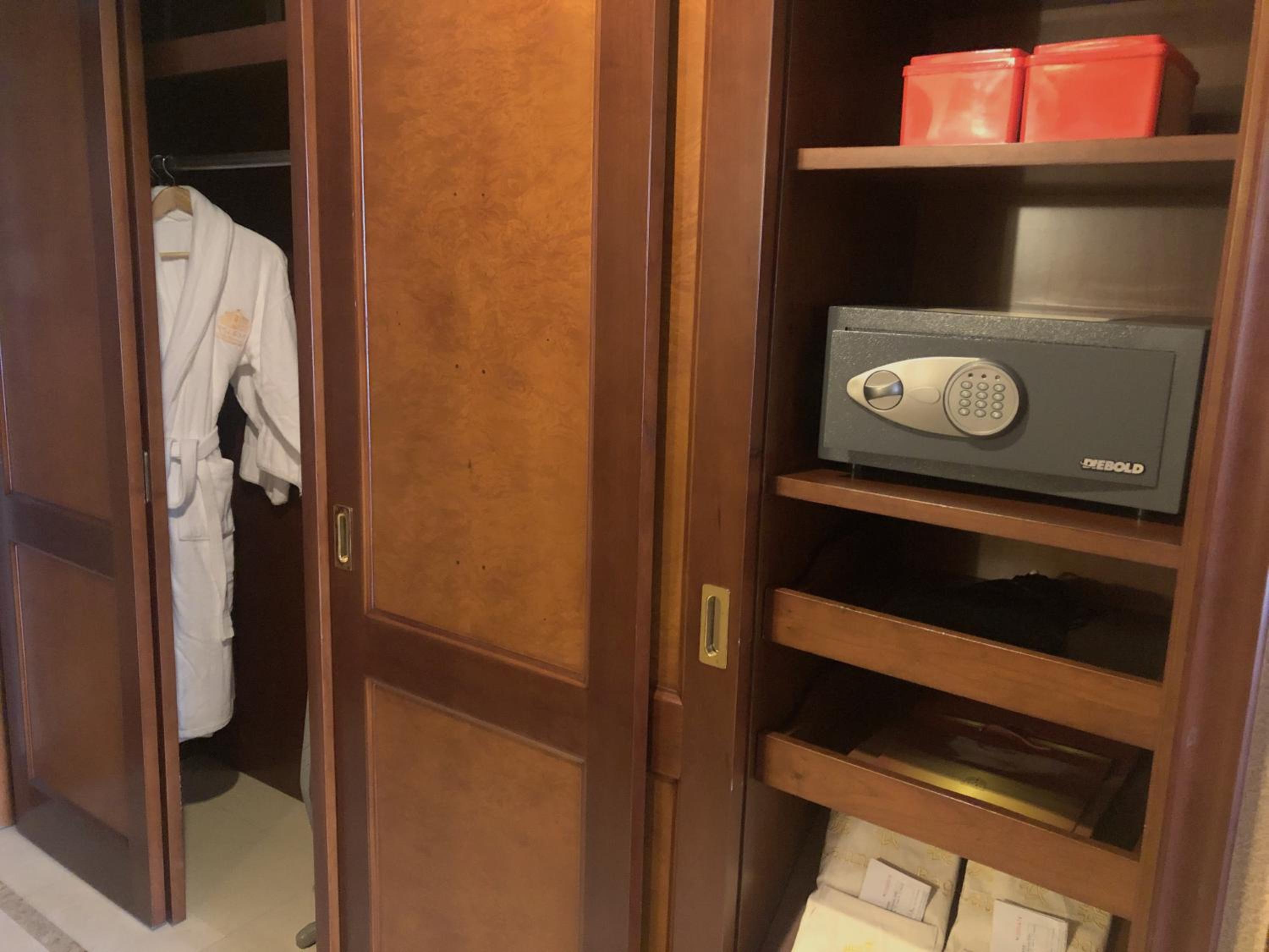 Executive King Room thumbnail 6