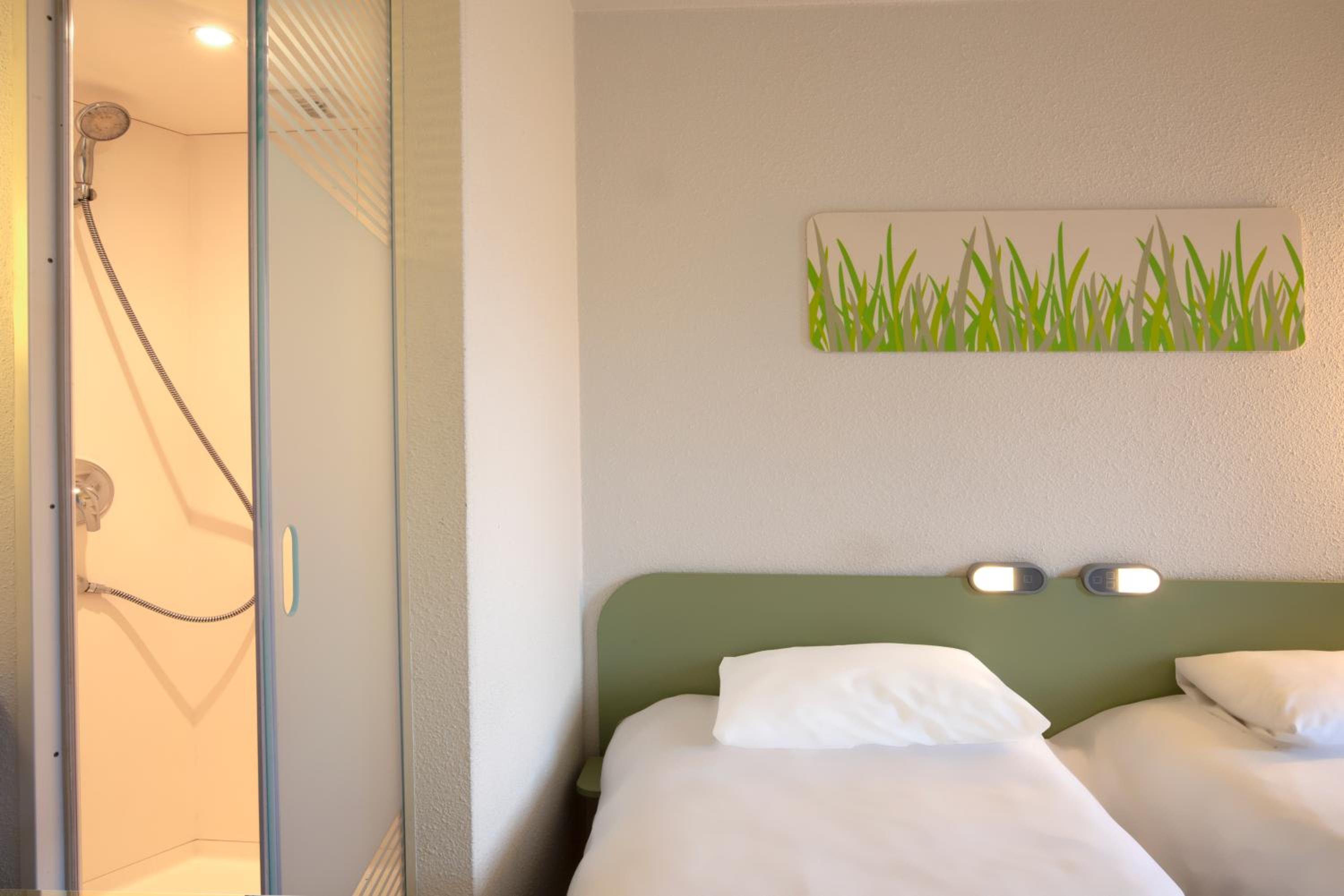 Twin Room - Photo 3