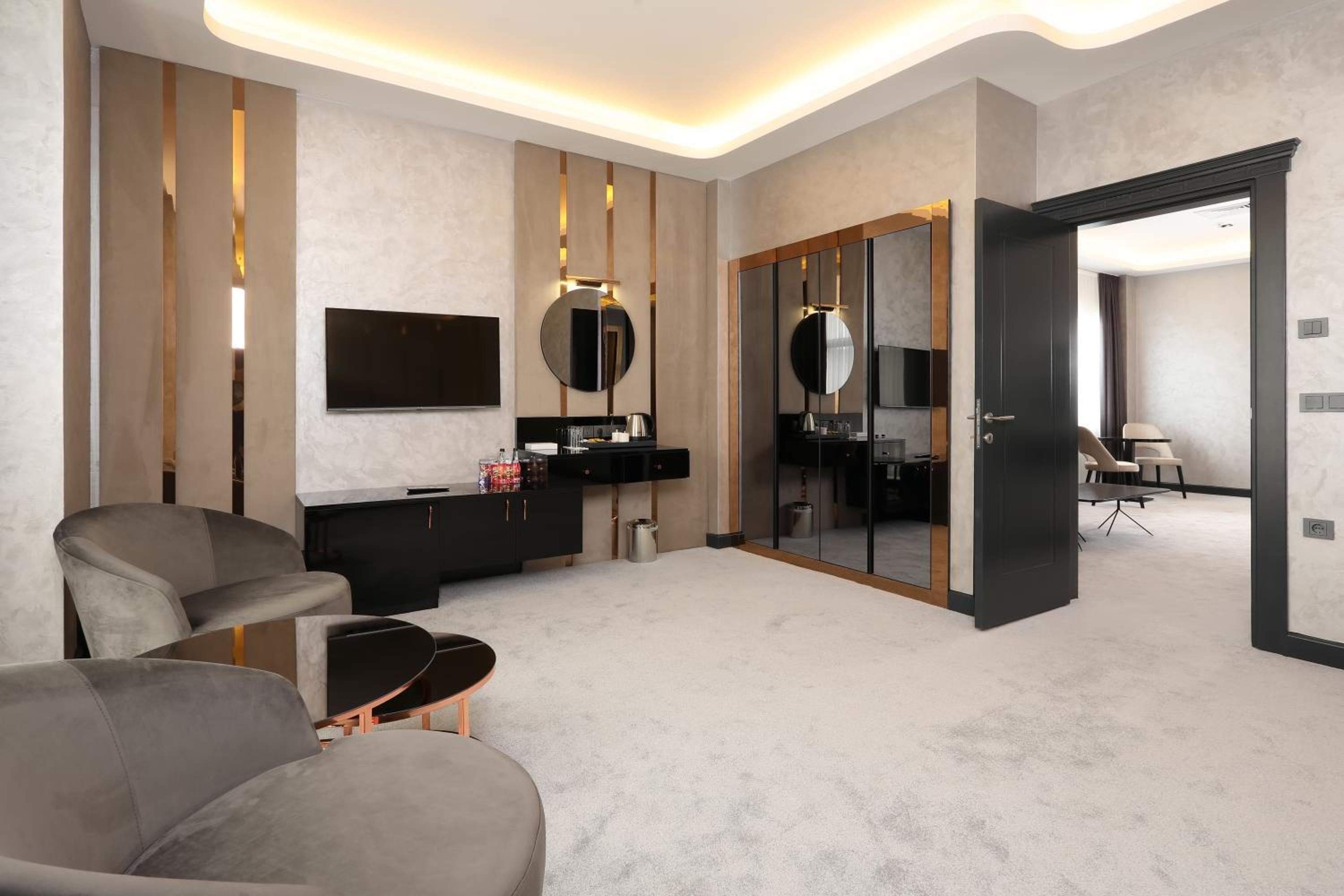 Suite - Photo 8
