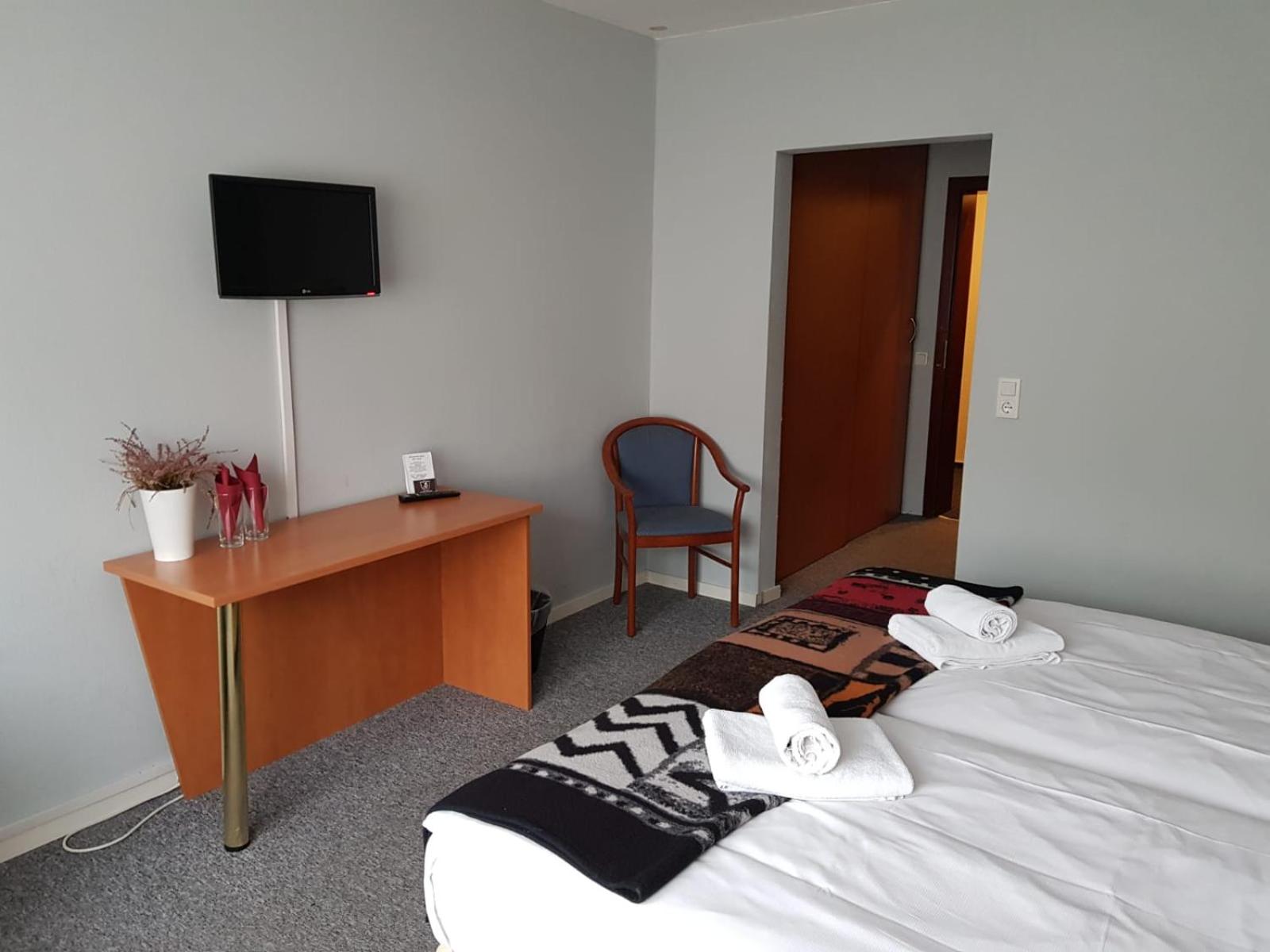Double or Twin Room - Photo 8