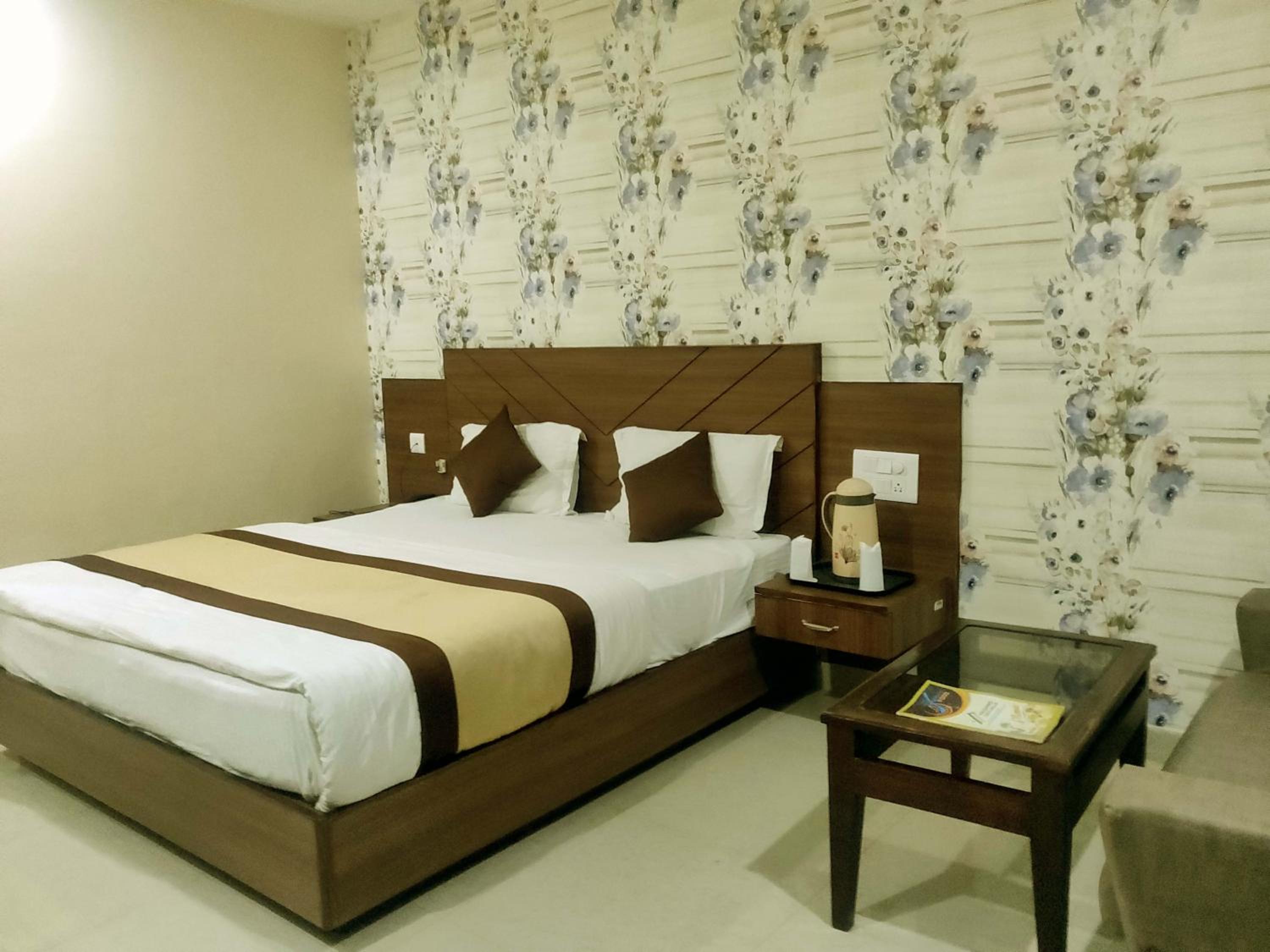 Deluxe Double Room (2 Adults + 1 Child)