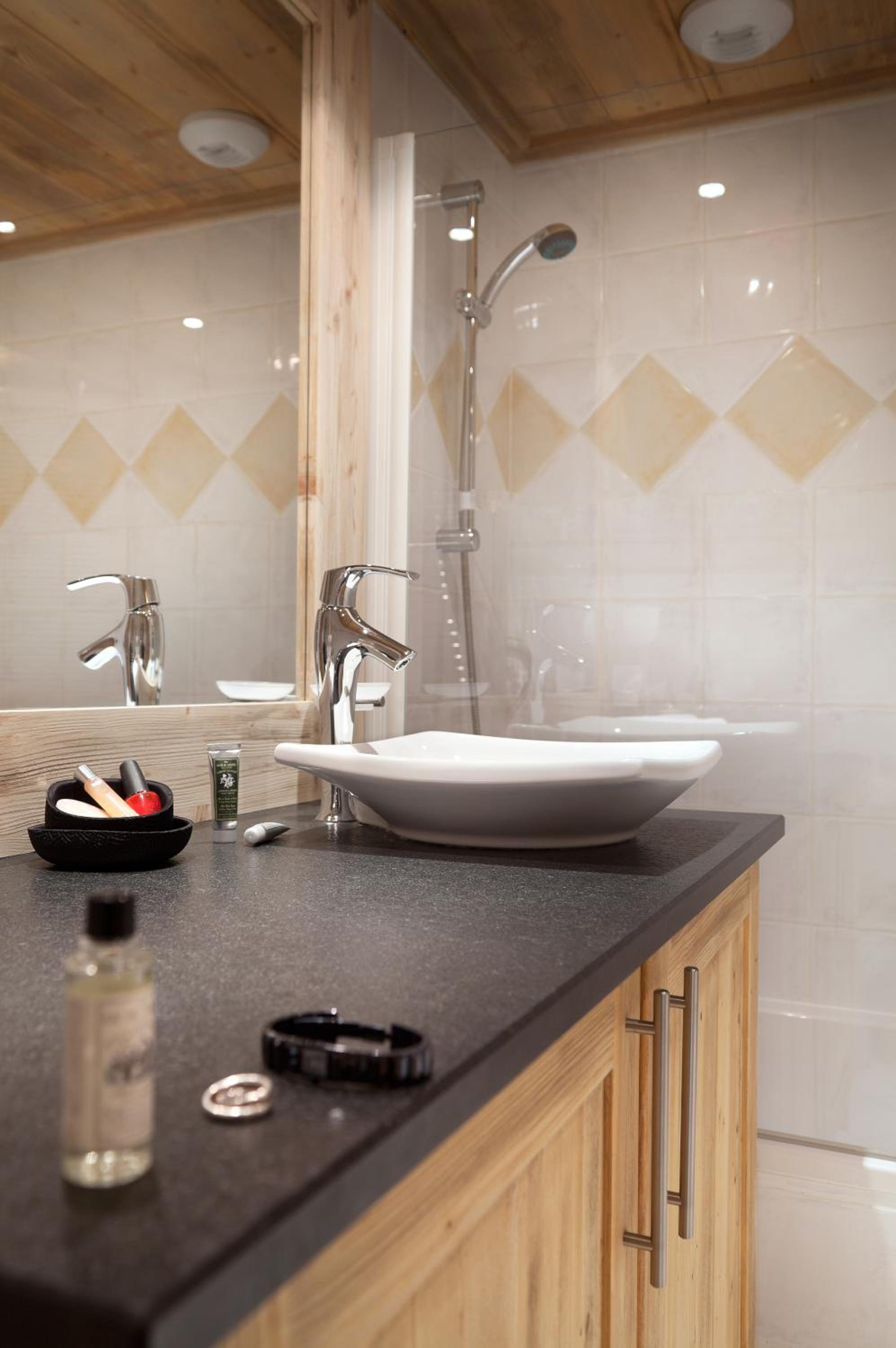 Two-Bedroom Apartment (6 Adults) with Spa Access photo 3
