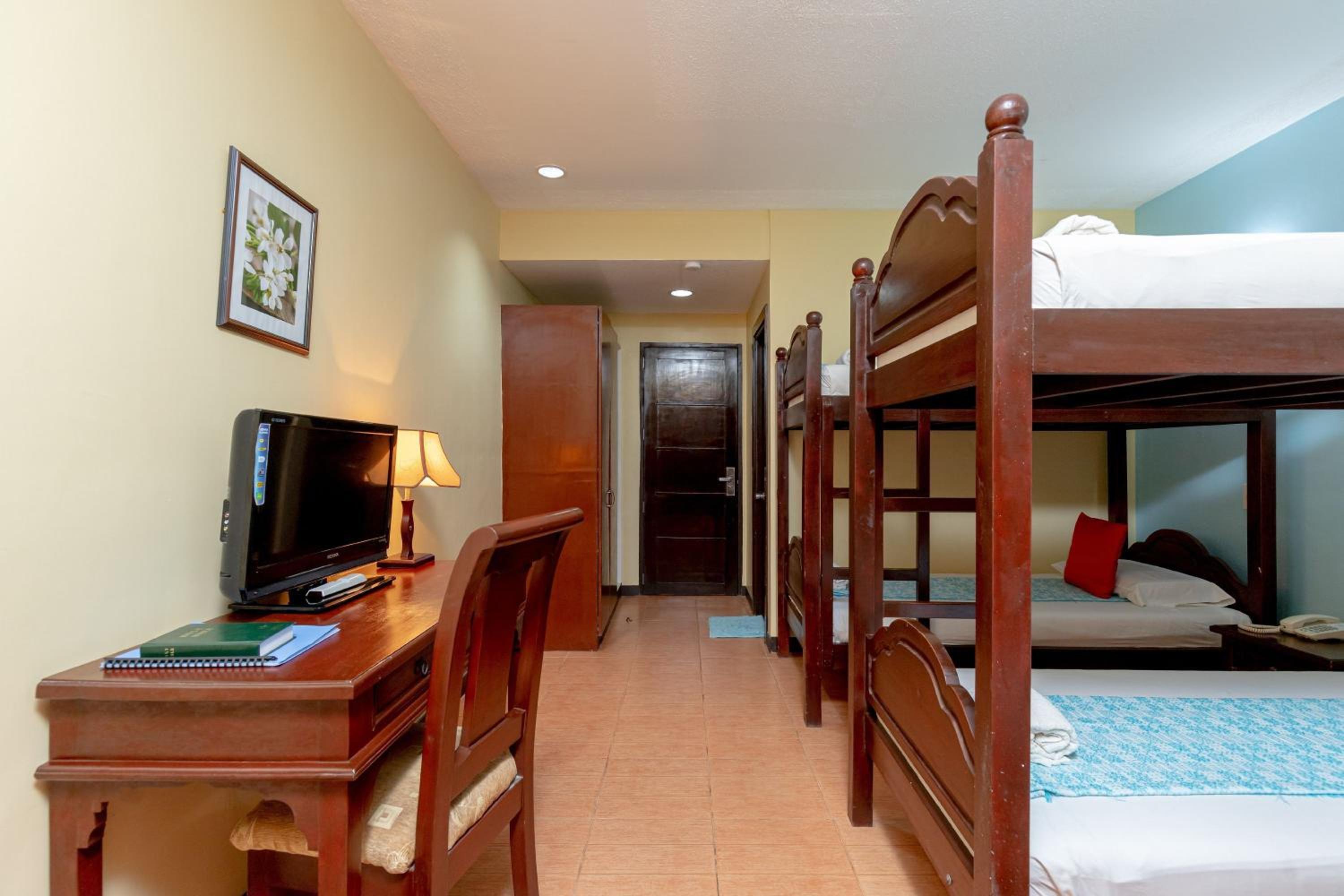 6-Bed Mixed Dormitory Room photo 2