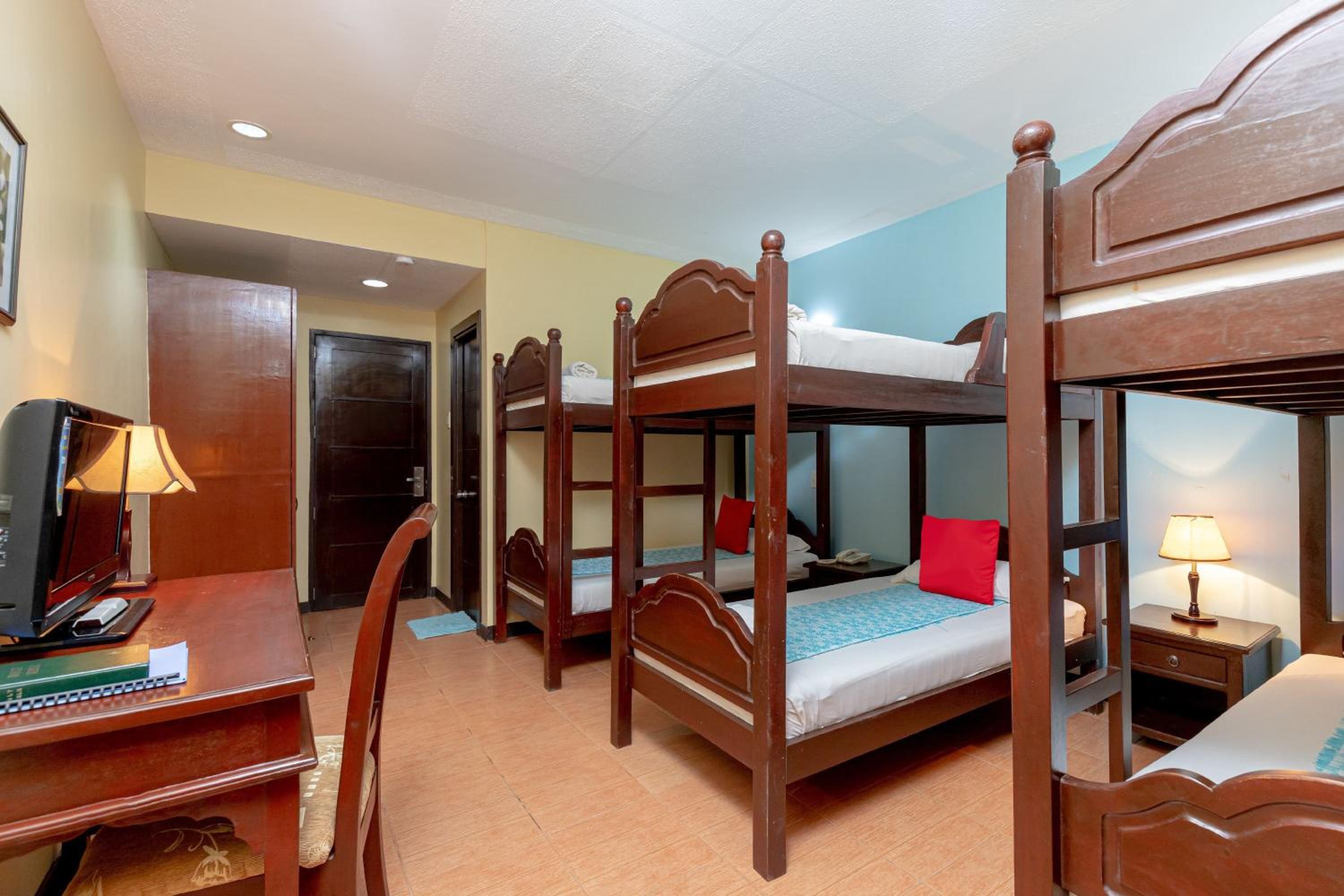 6-Bed Mixed Dormitory Room photo 3