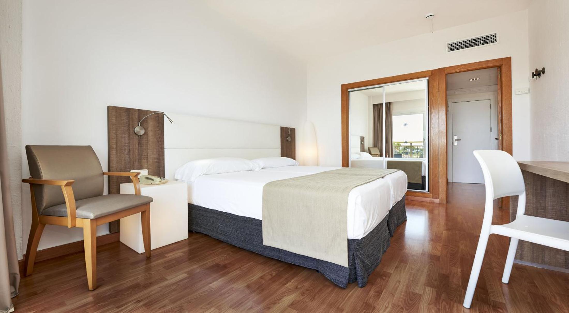 Double Room with Partial Sea View photo 3