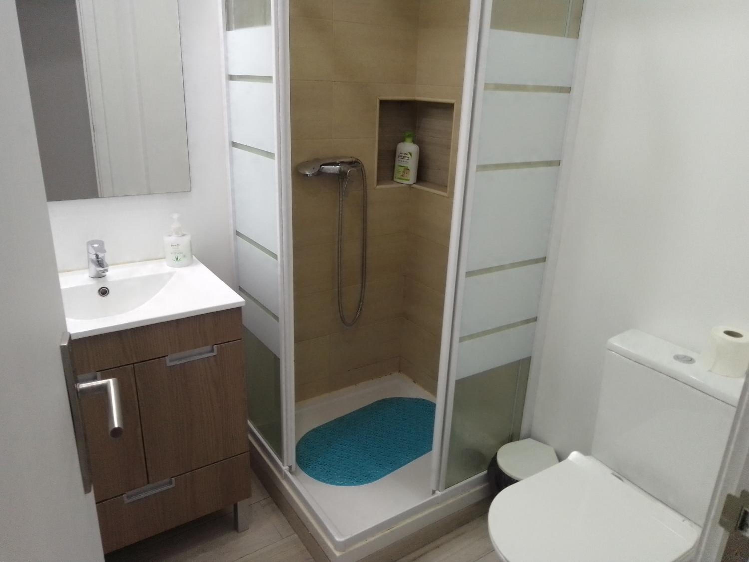 Double or Twin Room with Private Bathroom - Photo 9