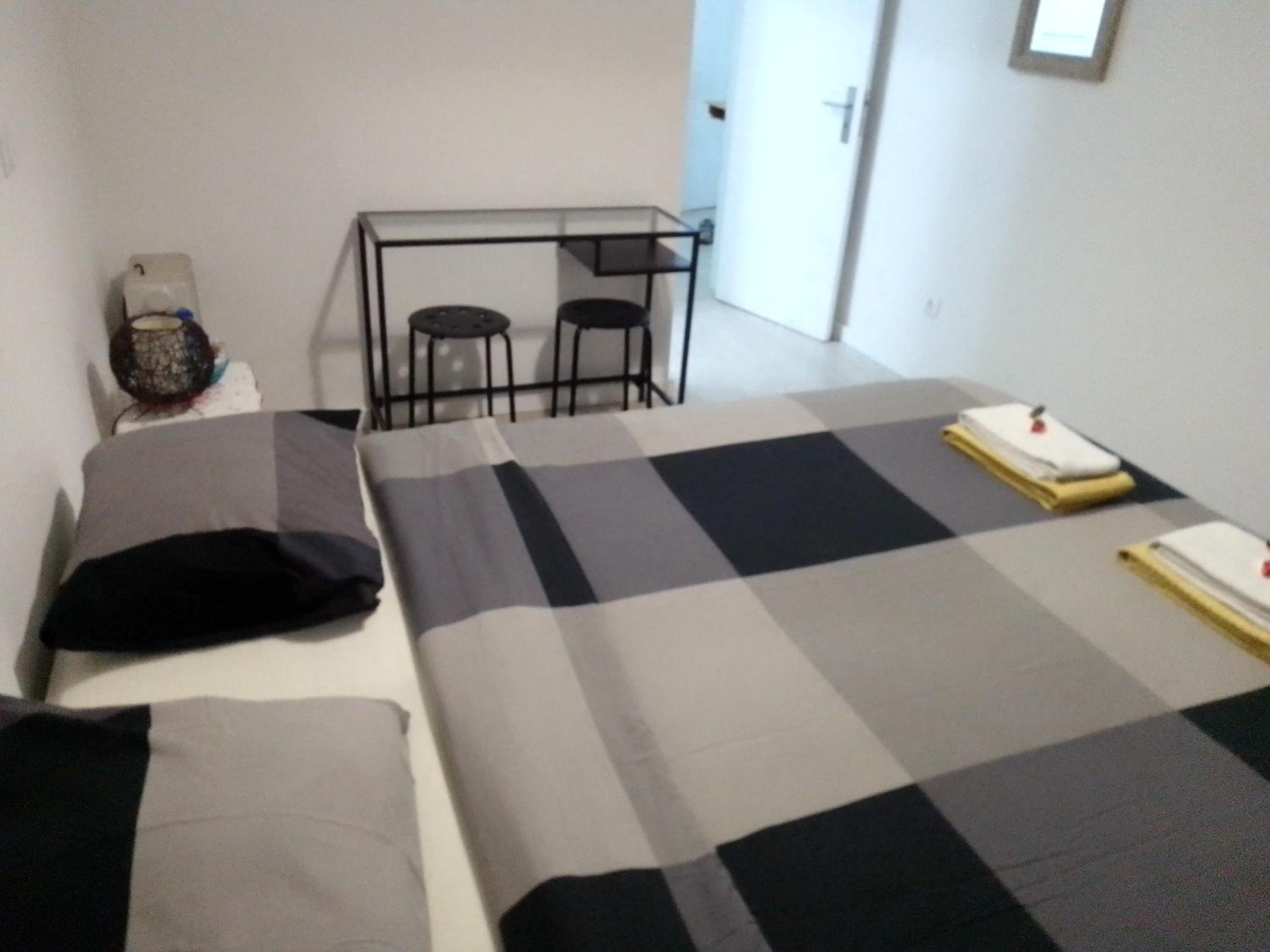 Double or Twin Room with Private Bathroom - Photo 3