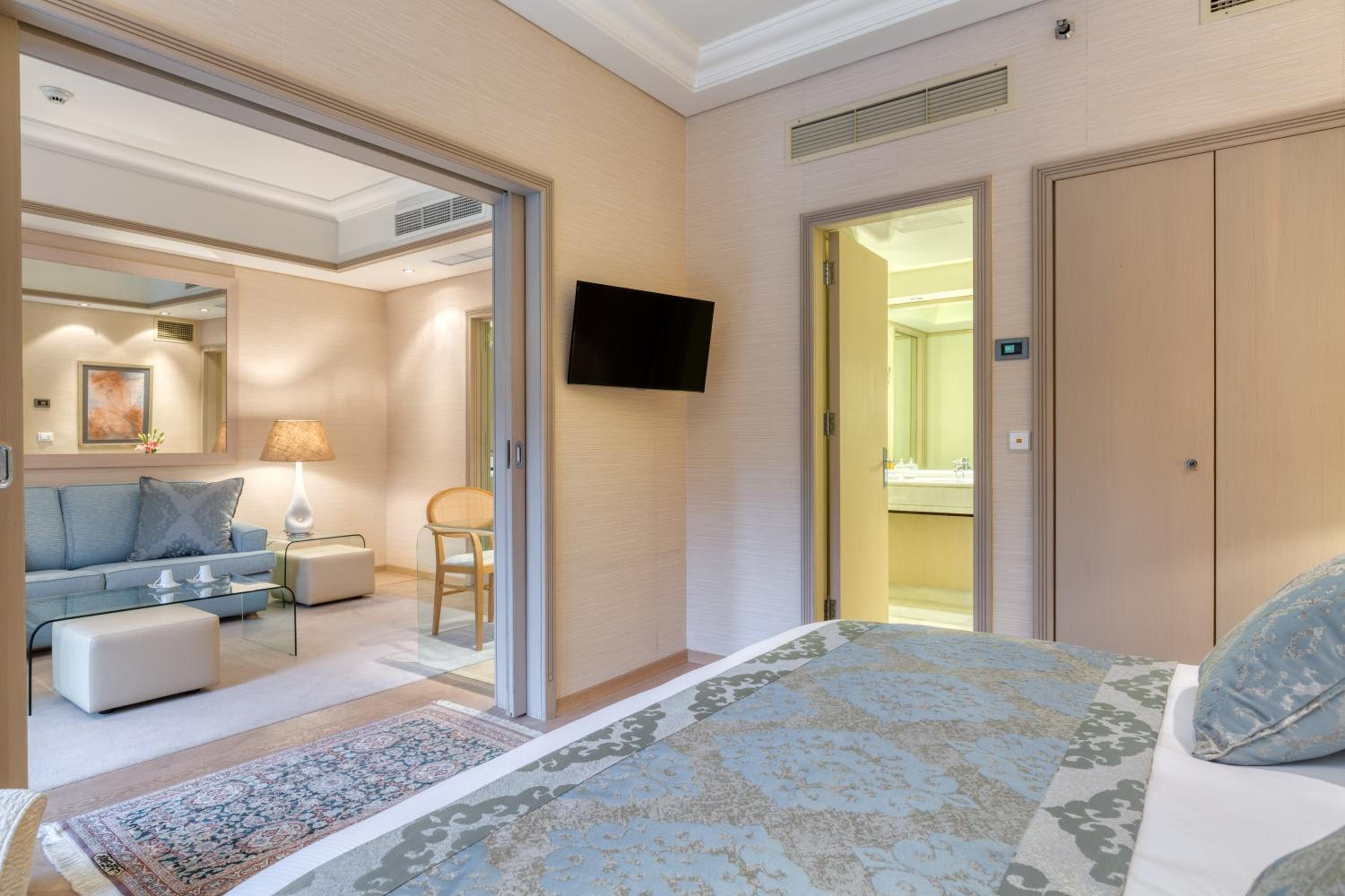 Executive Park Suite - Photo 12