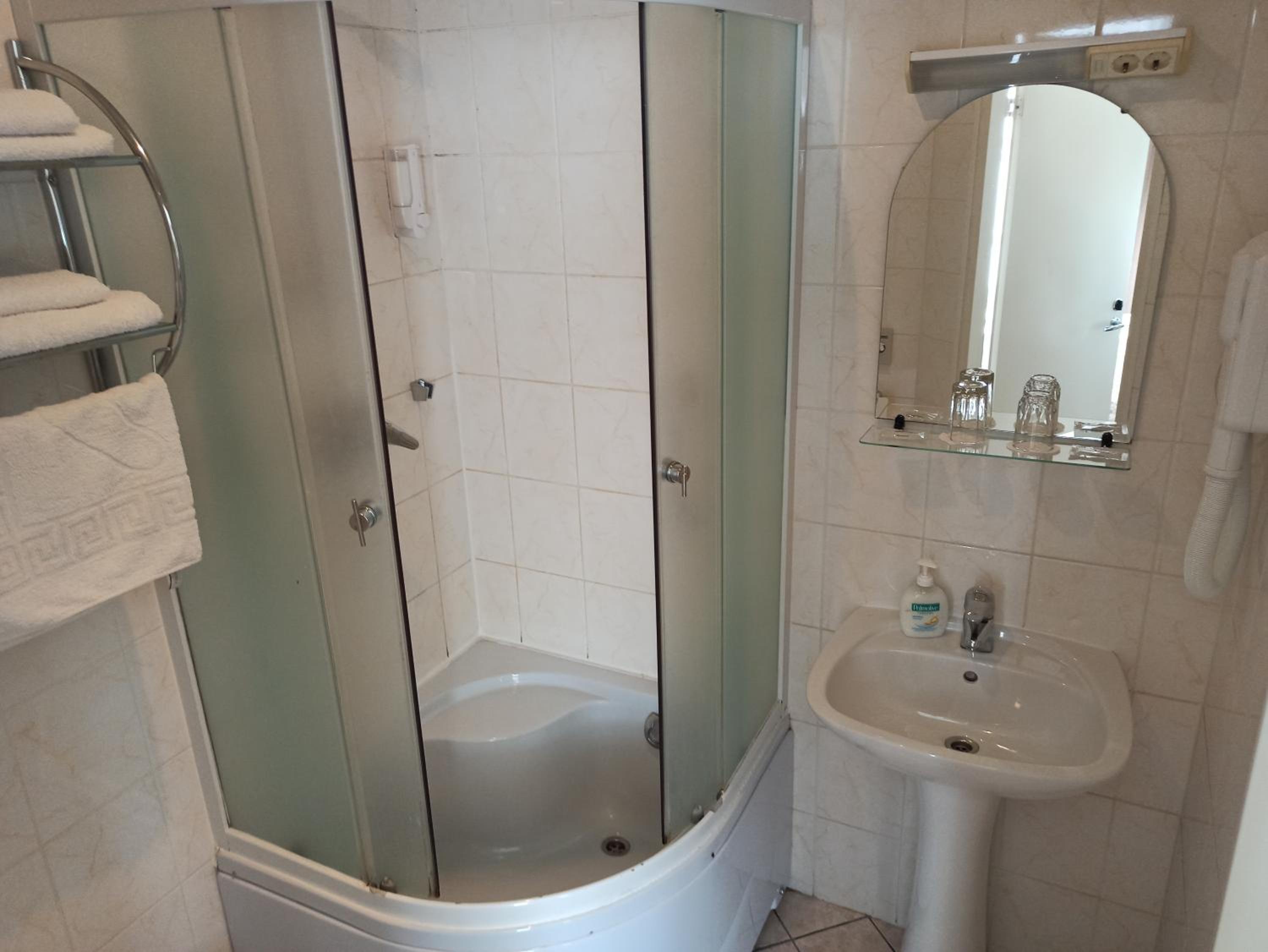 Double or Twin Room - Photo 7