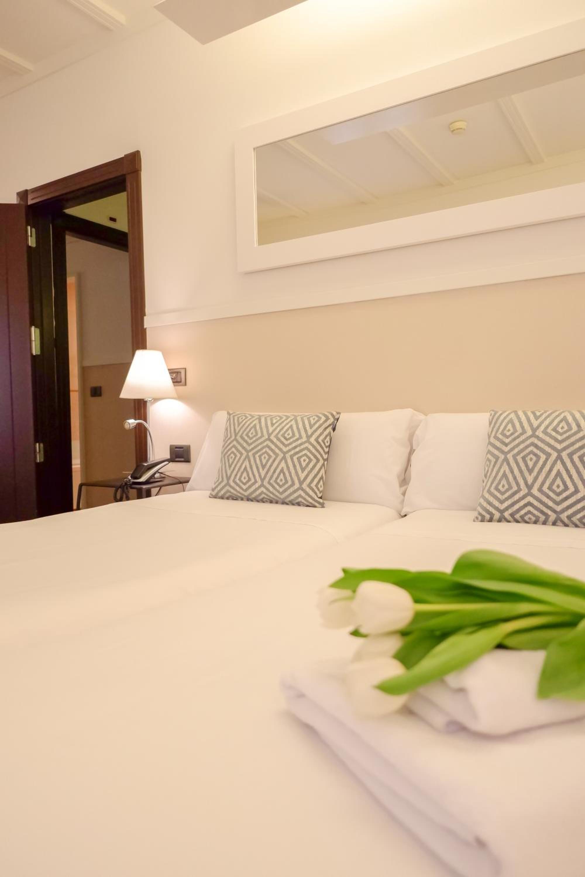 Double or Twin Room - Photo 5