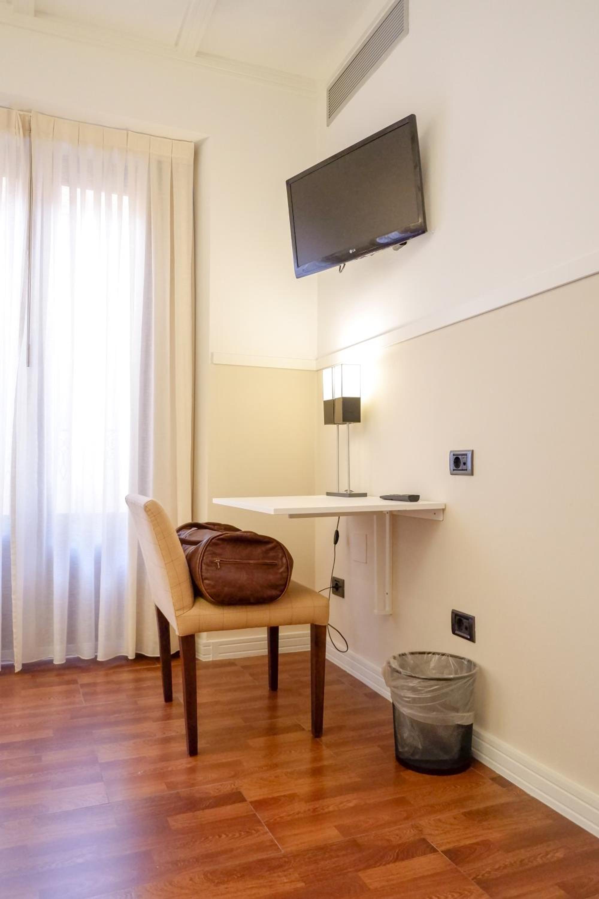 Double or Twin Room - Photo 4