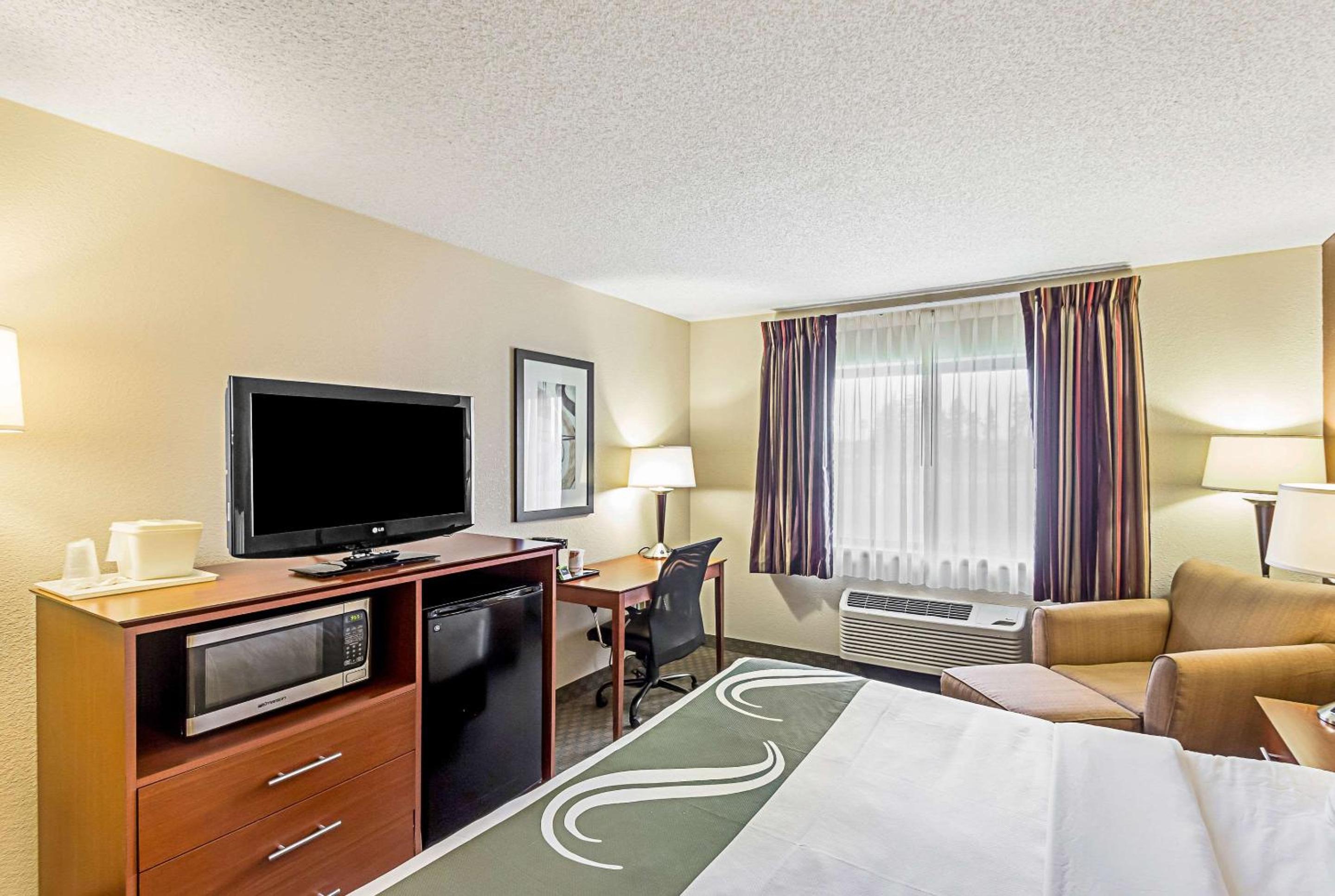 King Room - Non-Smoking - Photo 3