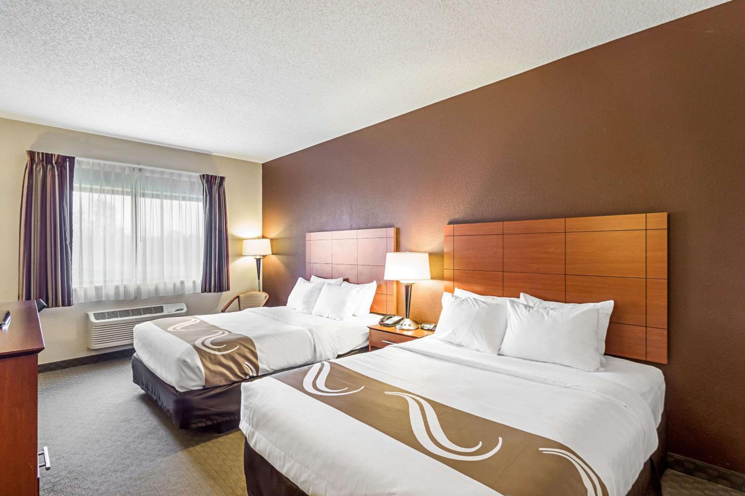 Queen Room with Two Queen Beds - Non-Smoking - Photo 2