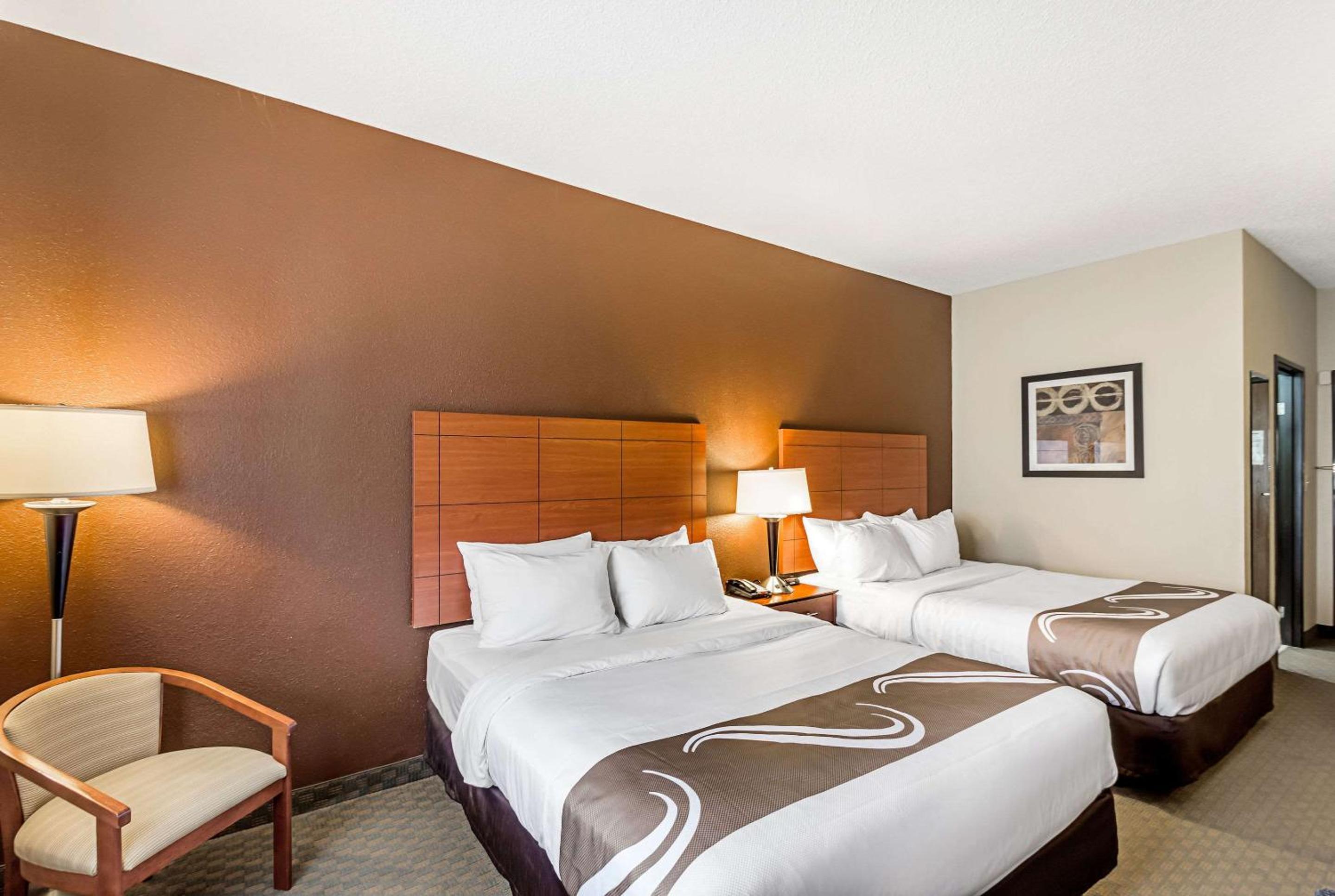 Queen Room with Two Queen Beds - Non-Smoking - Photo 3