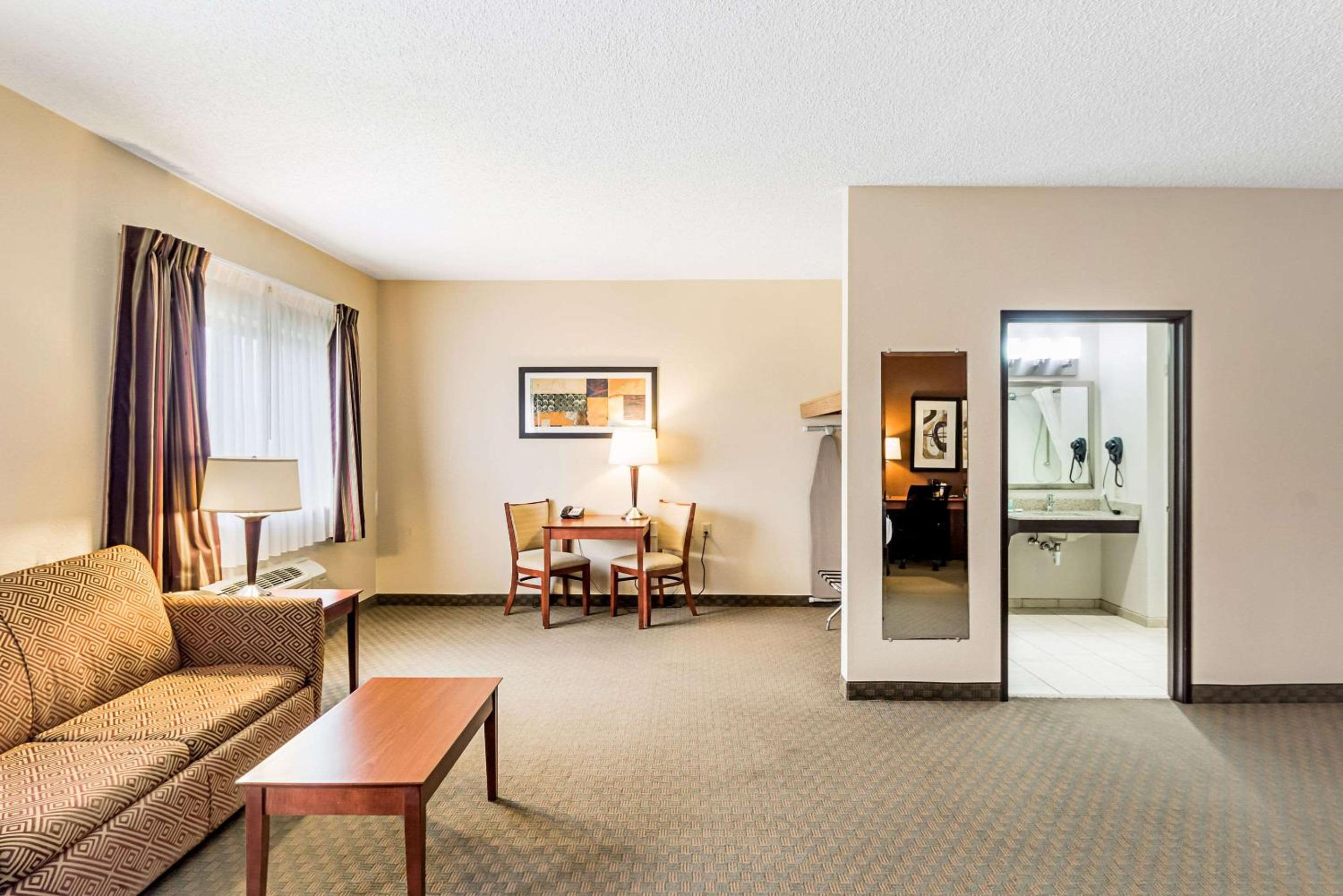 Suite with Two Queen Beds - Accessible/Non-Smoking/No Pets/ With Sofa bed - Photo 4