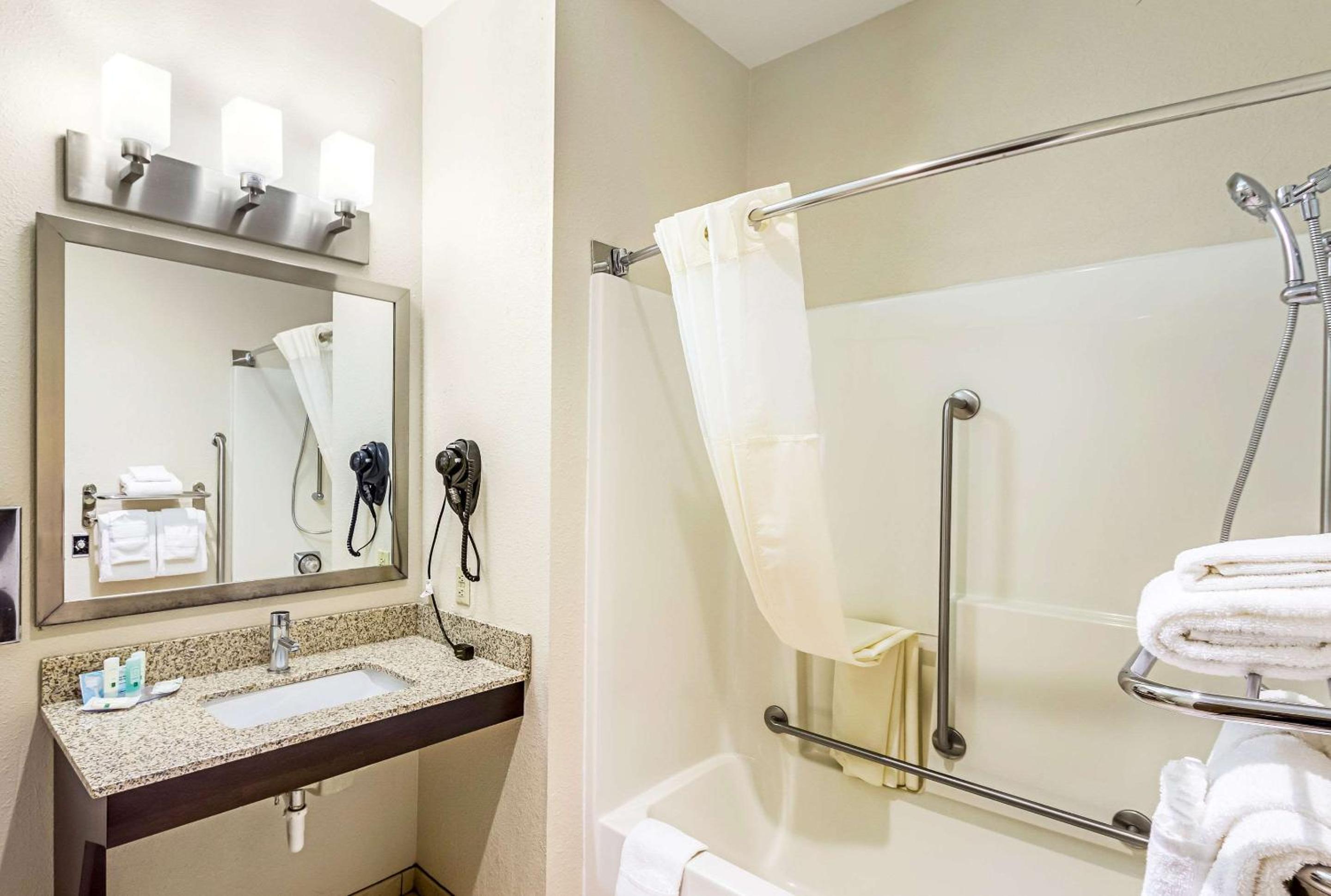 Queen Room - Disability Access/Non-Smoking - Photo 4