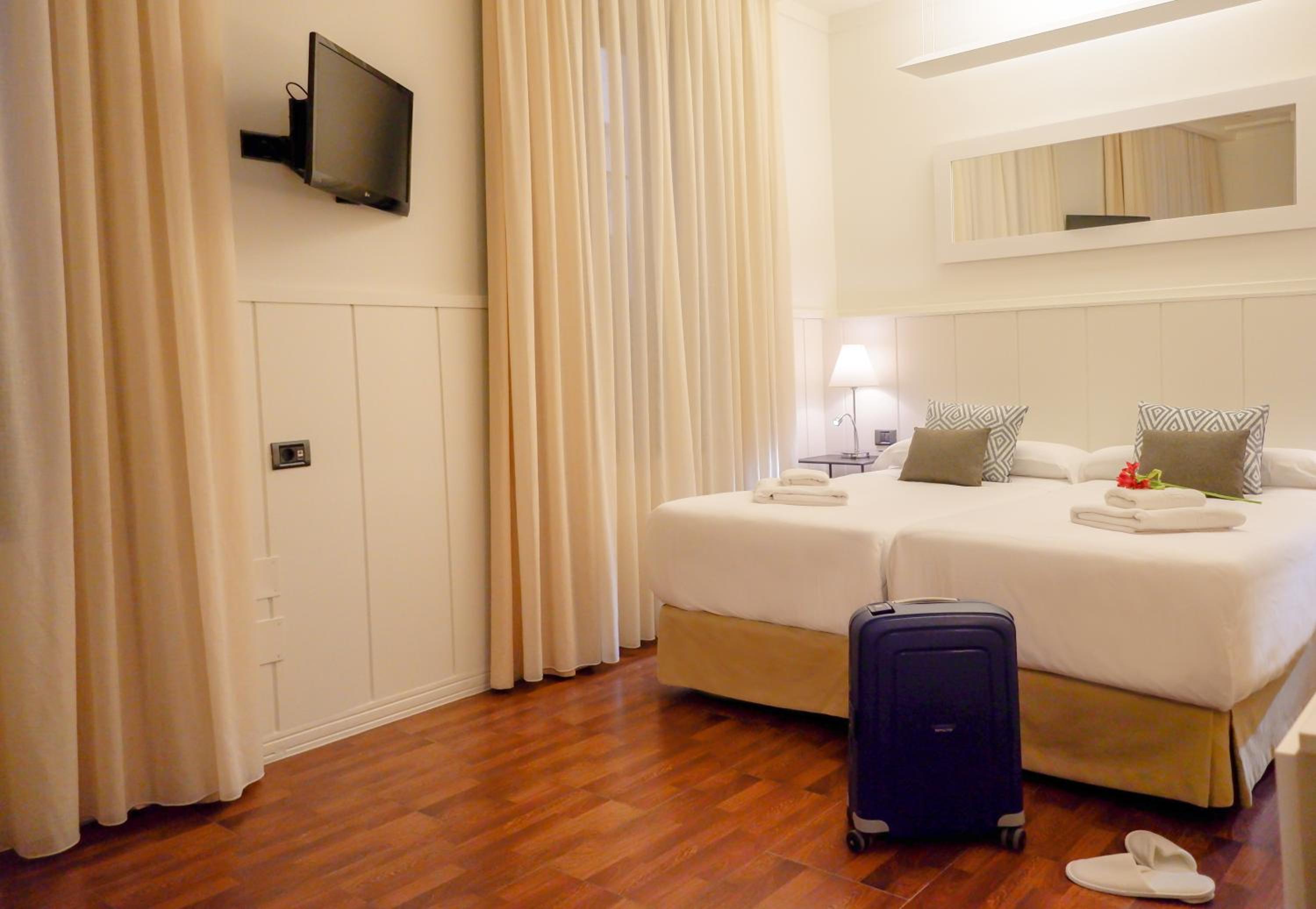 Double or Twin Room - Photo 9