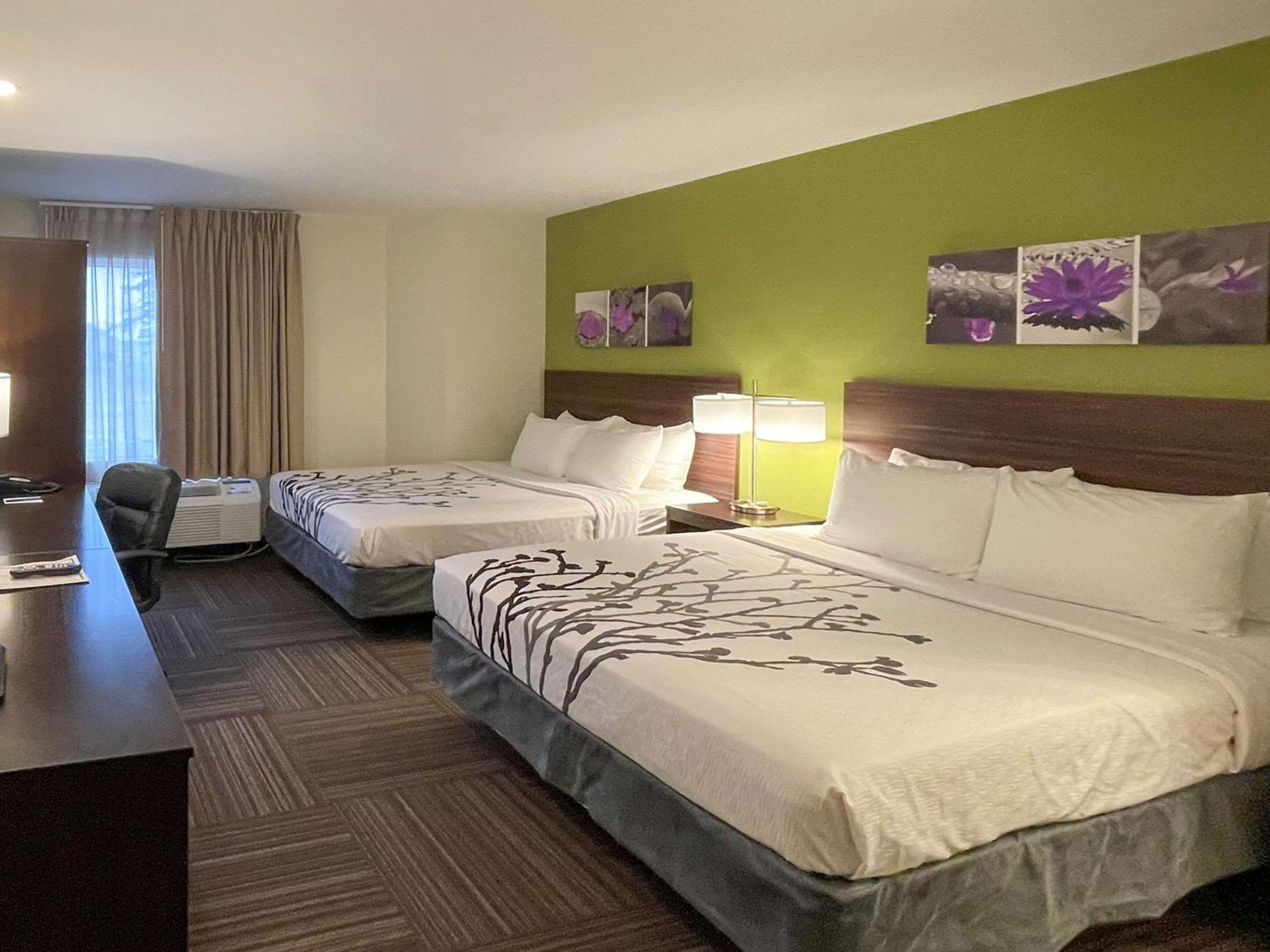 Queen Room with Two Queen Beds - Non-Smoking - Photo 1