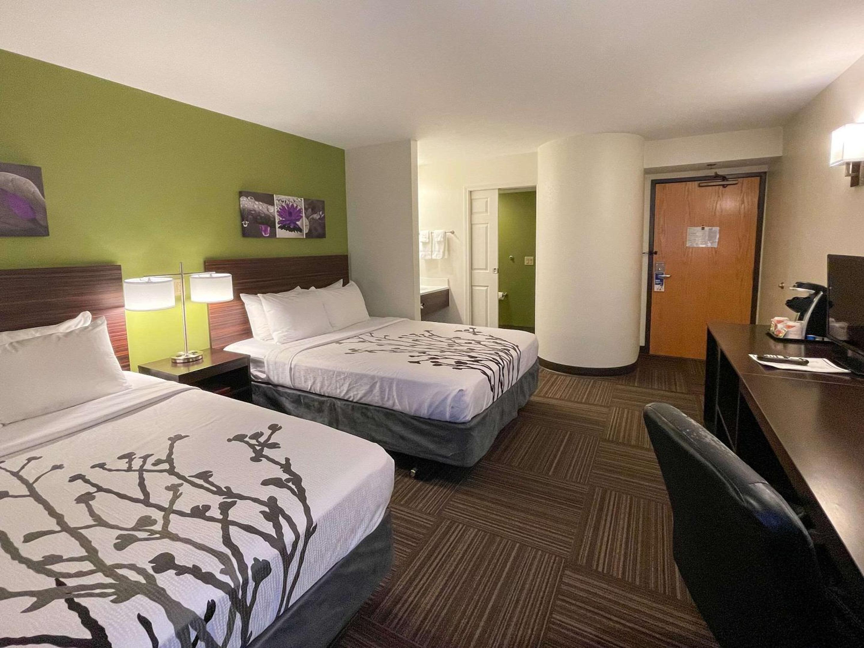 Queen Room with Two Queen Beds - Non-Smoking - Photo 2