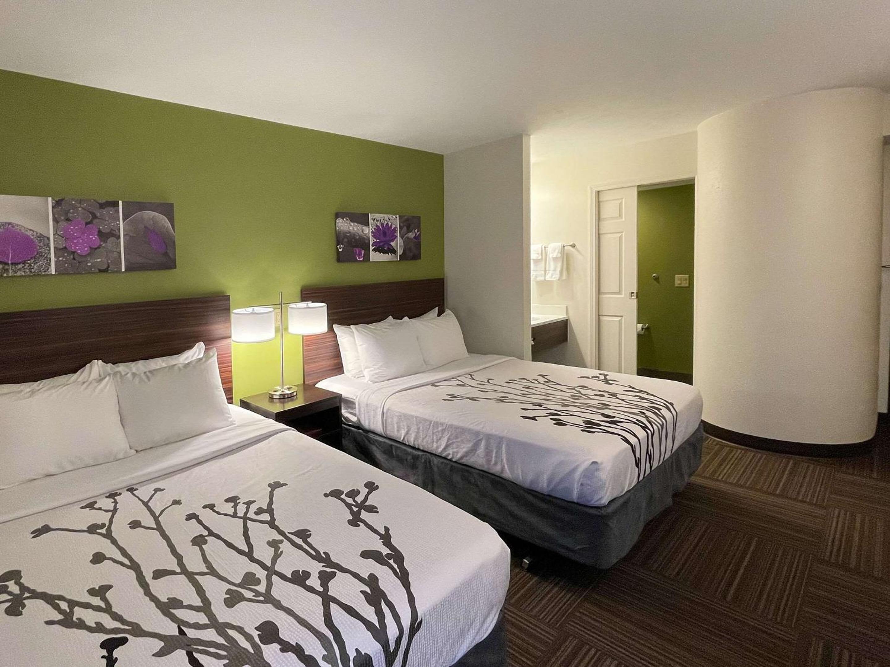 Queen Room with Two Queen Beds - Non-Smoking - Photo 3