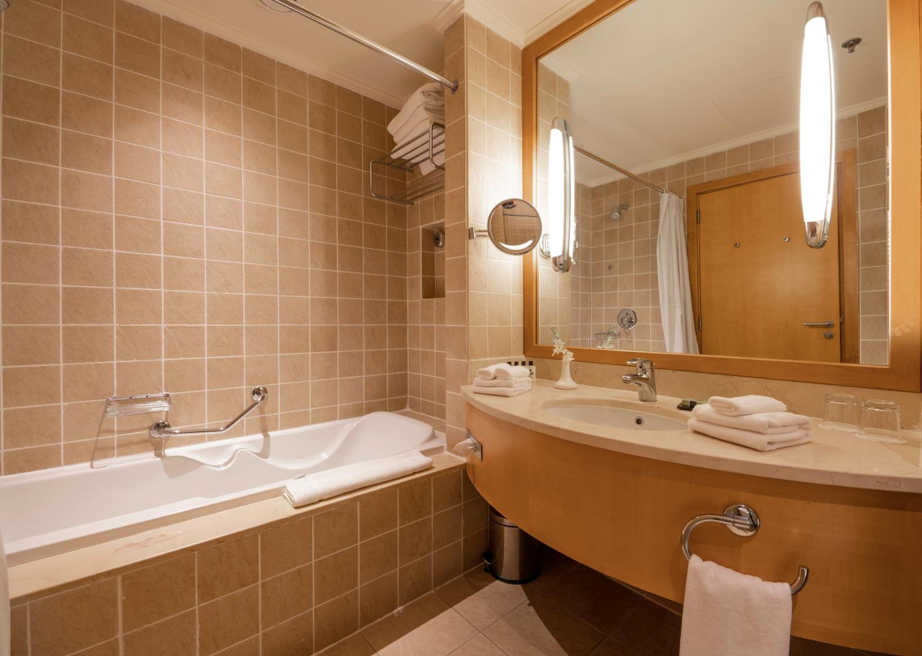 Premium King Room with Sea View - Photo 2