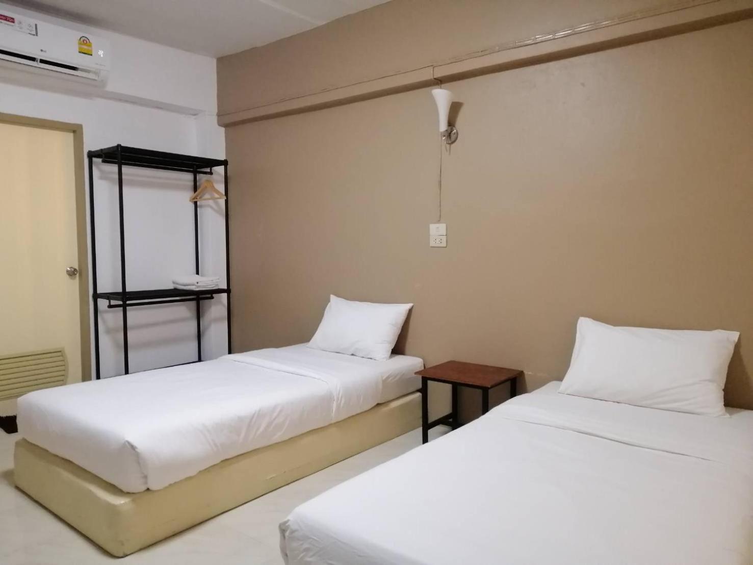 Budget Twin Room - Photo 8