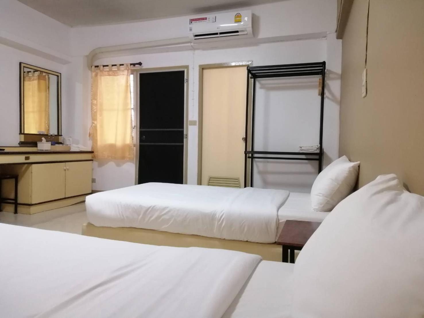 Budget Twin Room - Photo 9