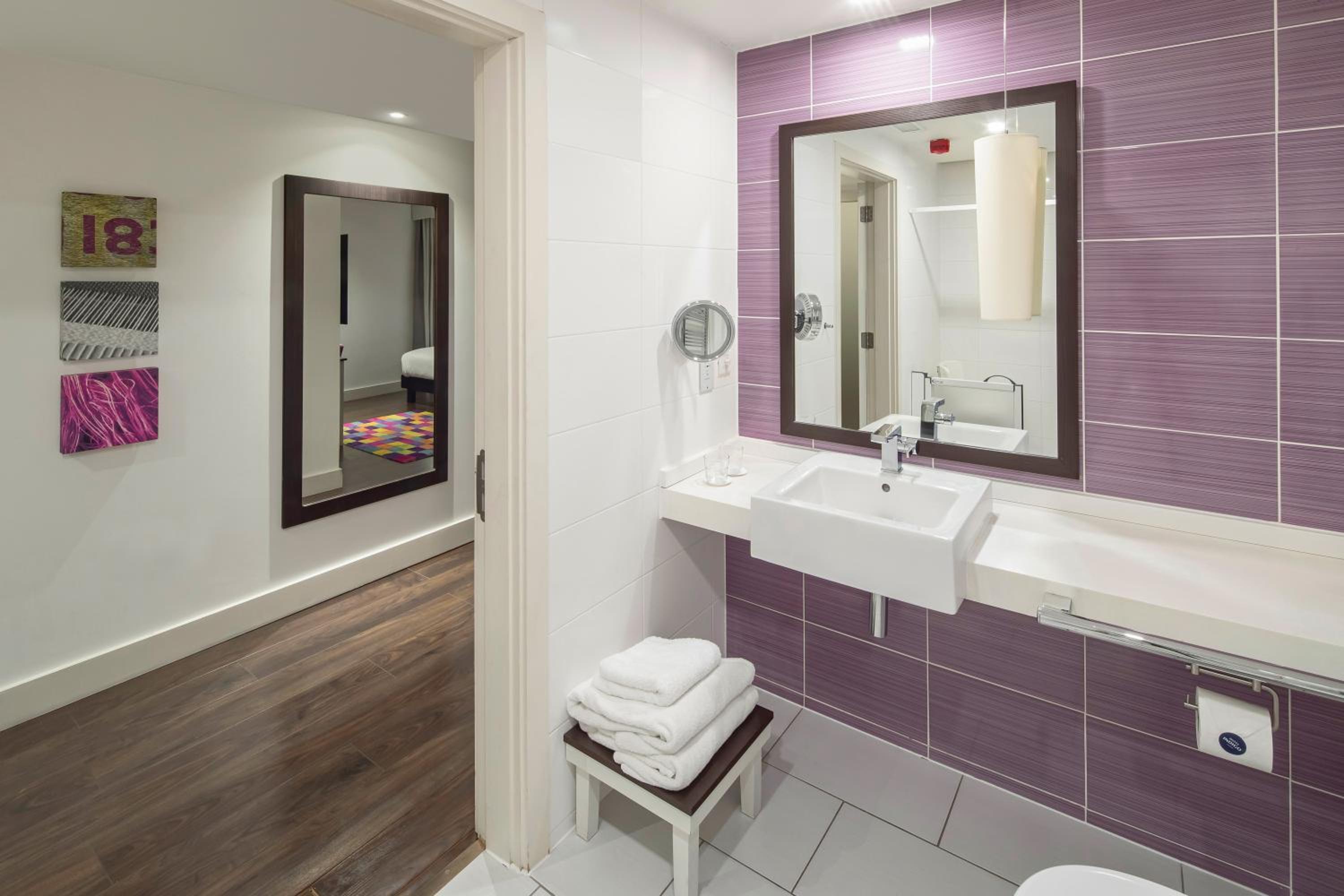 Standard Double Room - Disability Access - Photo 5