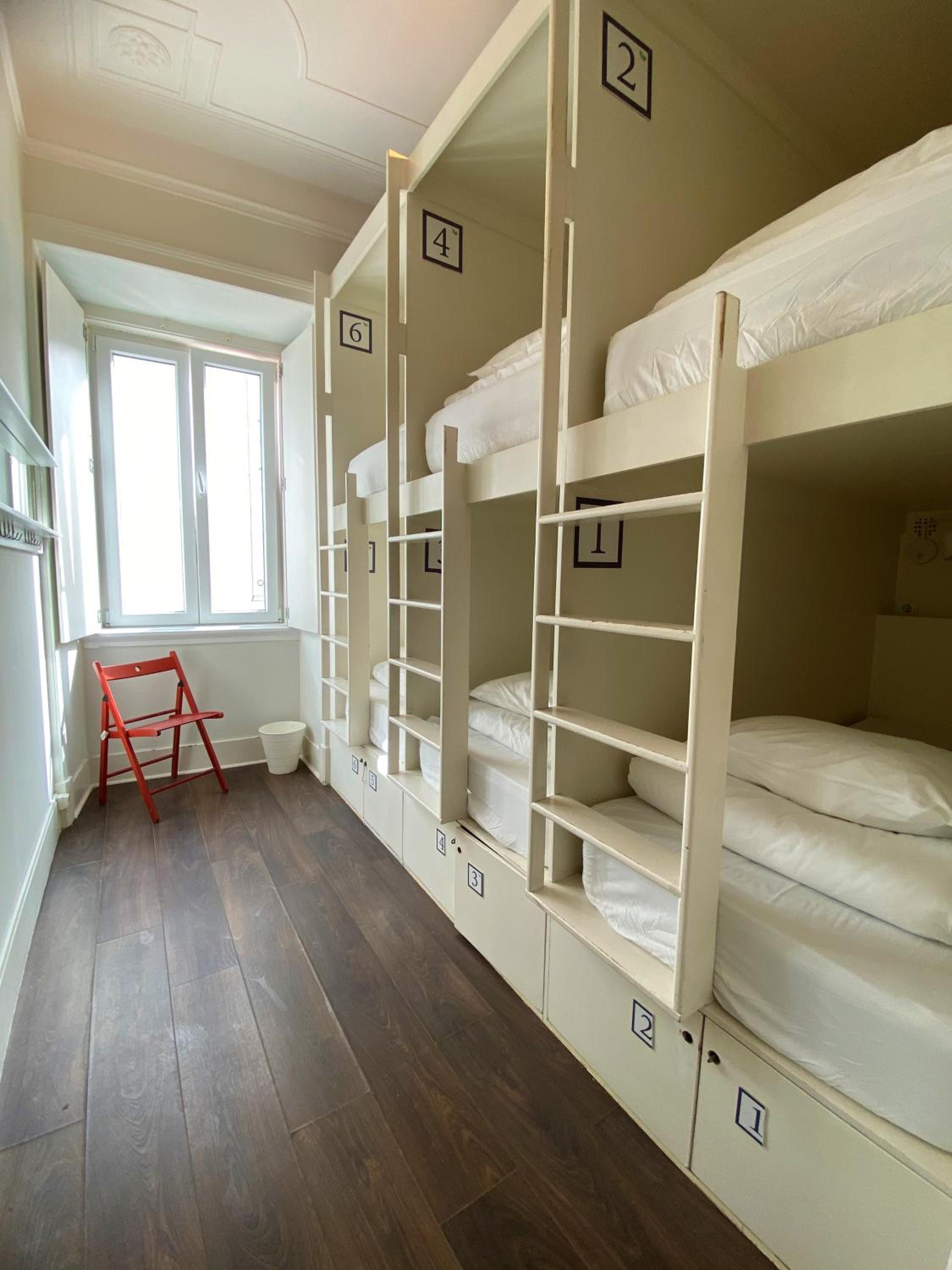Bed in 6-Bed Mixed Dormitory Room photo 1