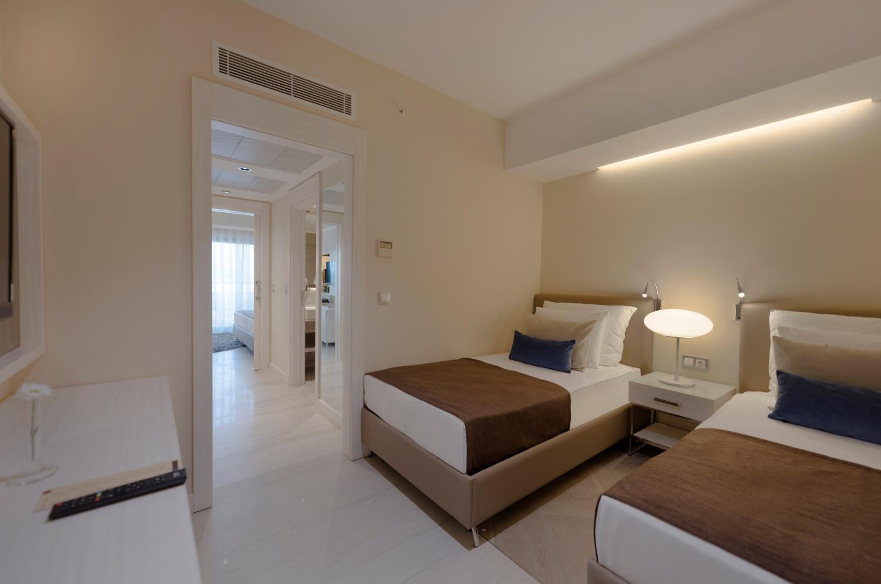 Family Room with Side Sea View - Photo 2